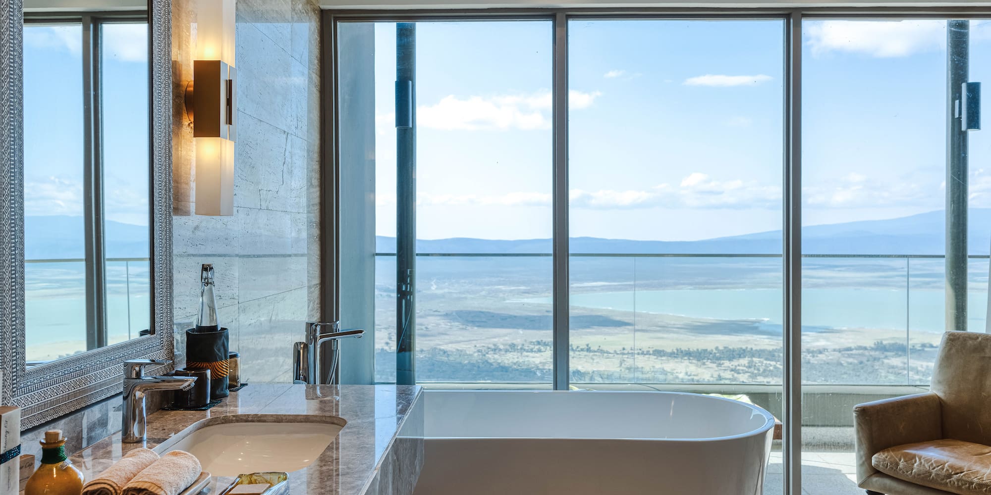 un bagno con una grande finestra che si affaccia su un lago