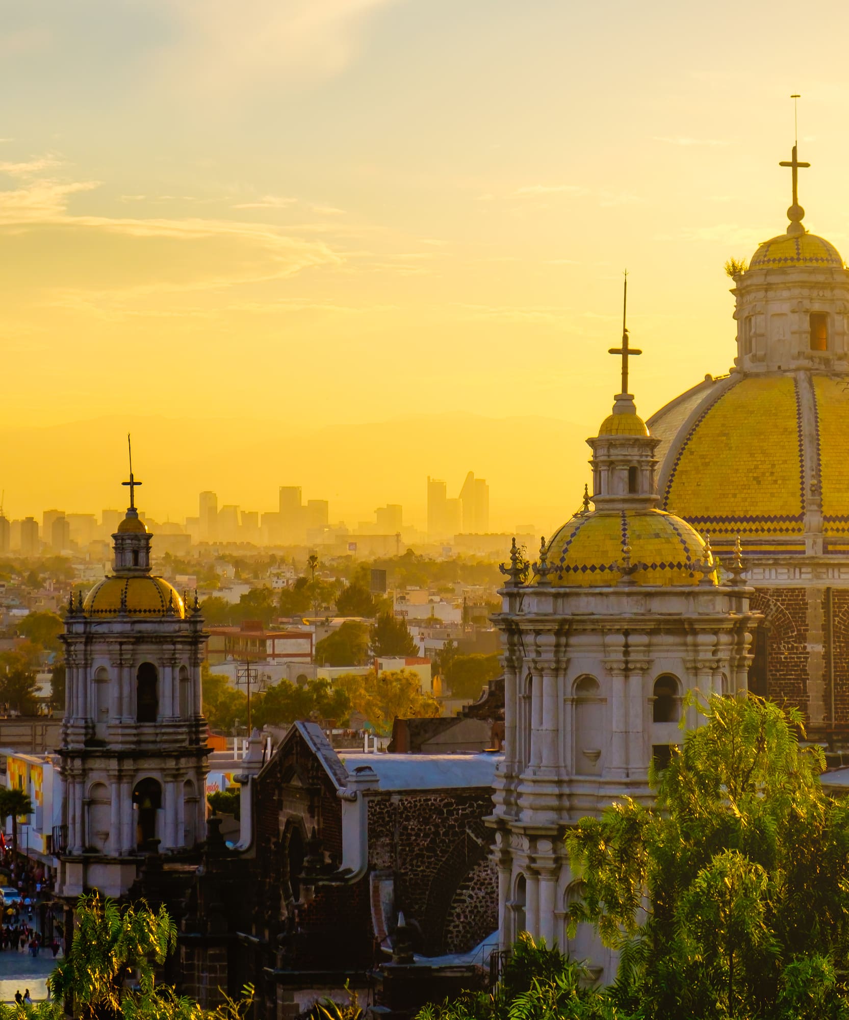 Cúpulas doradas de la Basílica de Guadalupe al atardecer en Ciudad de México.