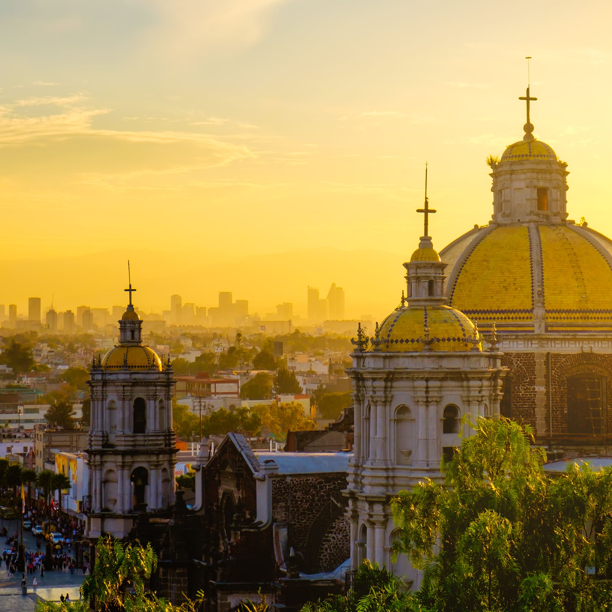 Cúpulas doradas de la Basílica de Guadalupe al atardecer en Ciudad de México.