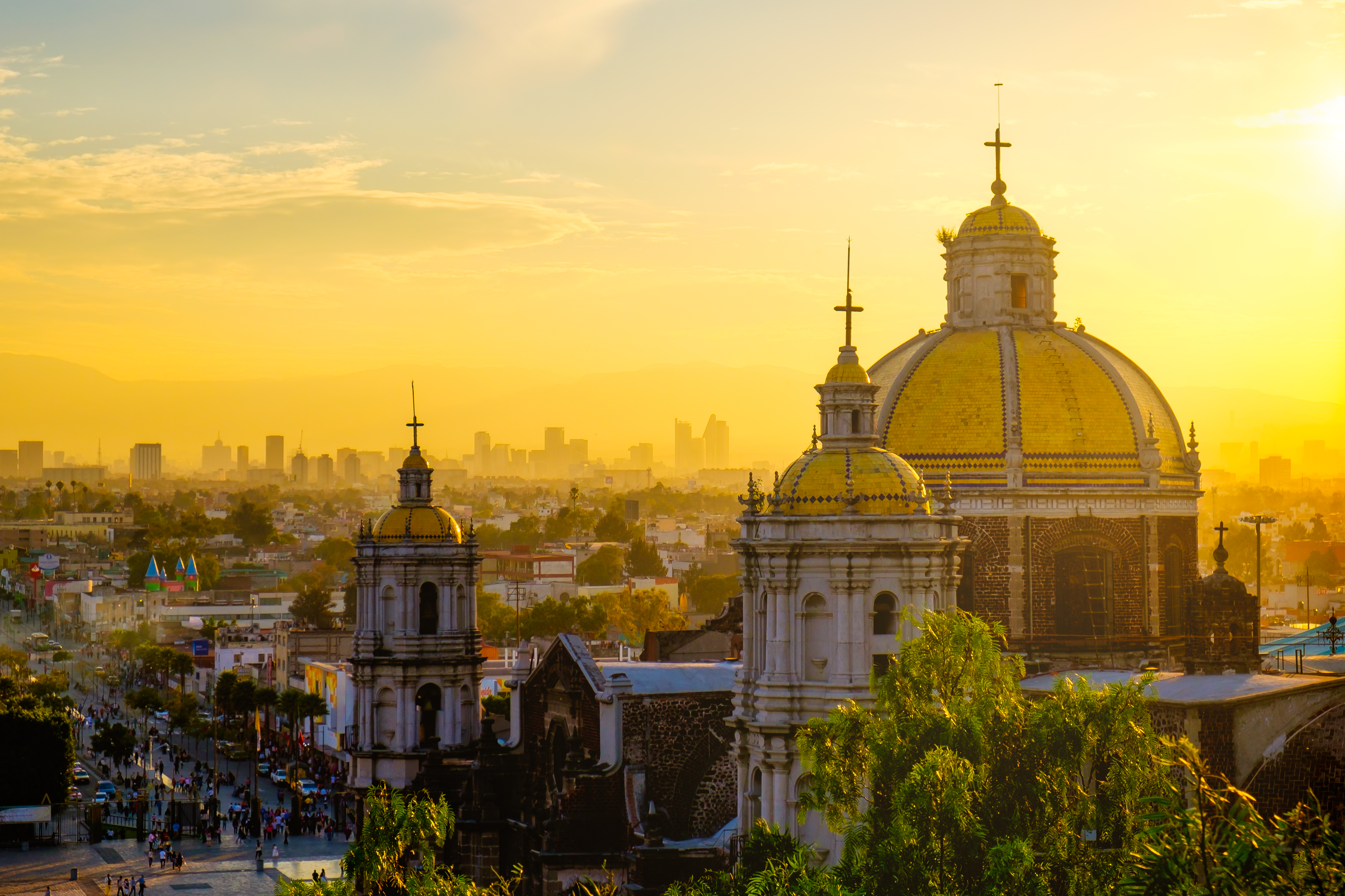 Cúpulas doradas de la Basílica de Guadalupe al atardecer en Ciudad de México.