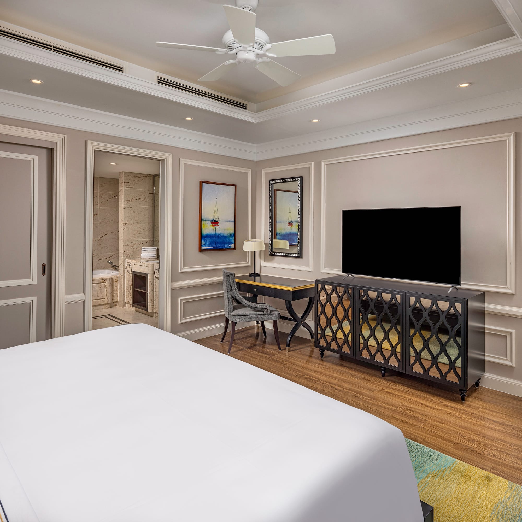 une chambre avec un lit et une télévision