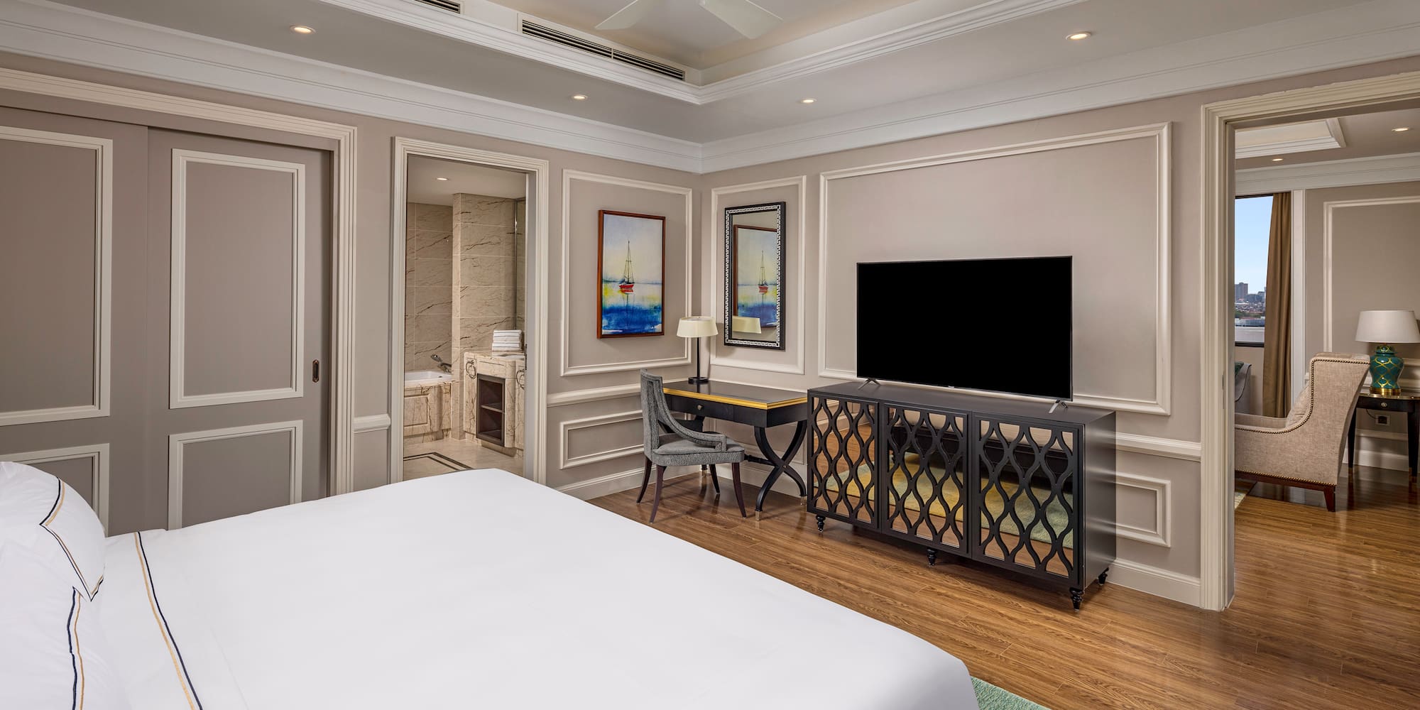 um quarto com uma cama e uma tv