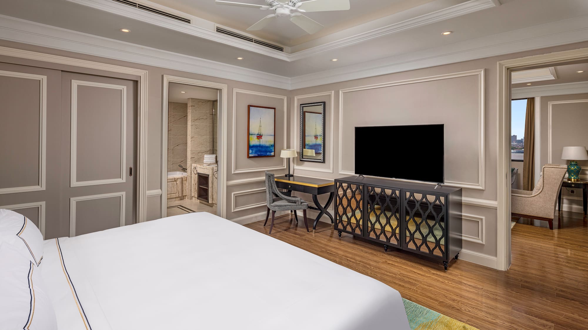 um quarto com uma cama e uma tv