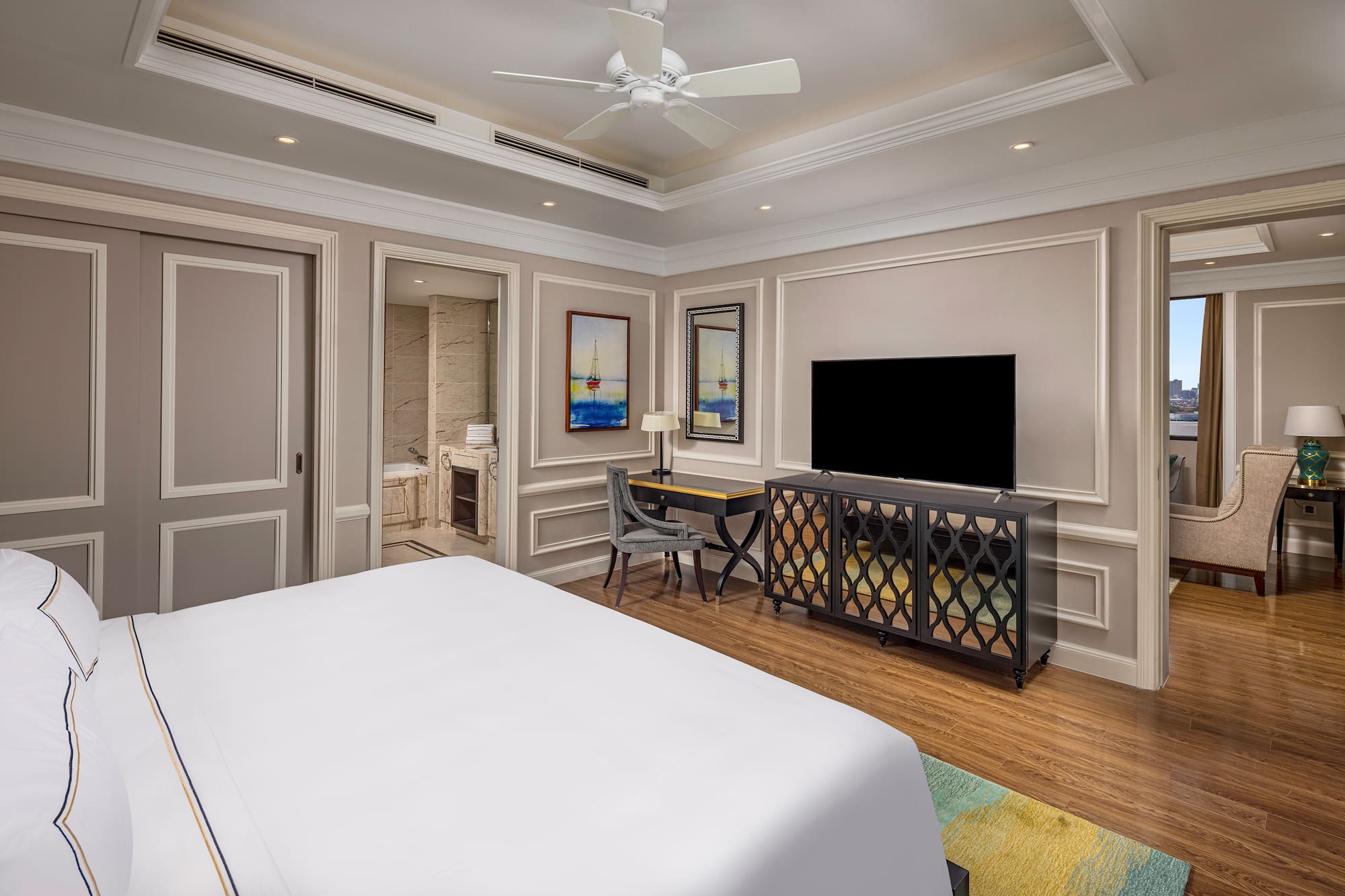 phòng có một giường và một tivi