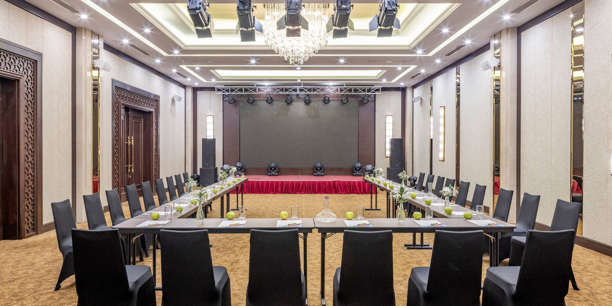 uma sala com uma grande mesa e cadeiras