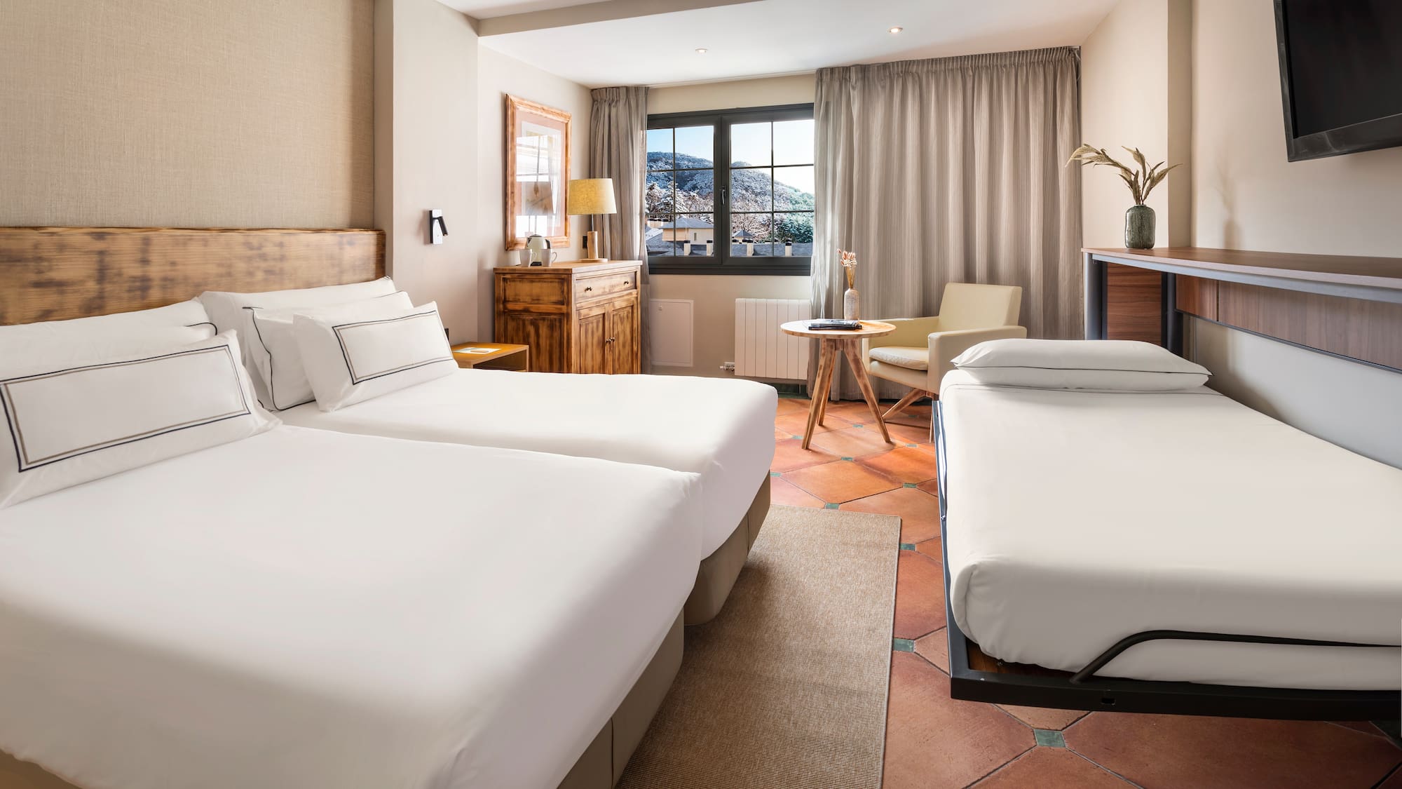 uma casa de banho com um lavatório e um chuveiro