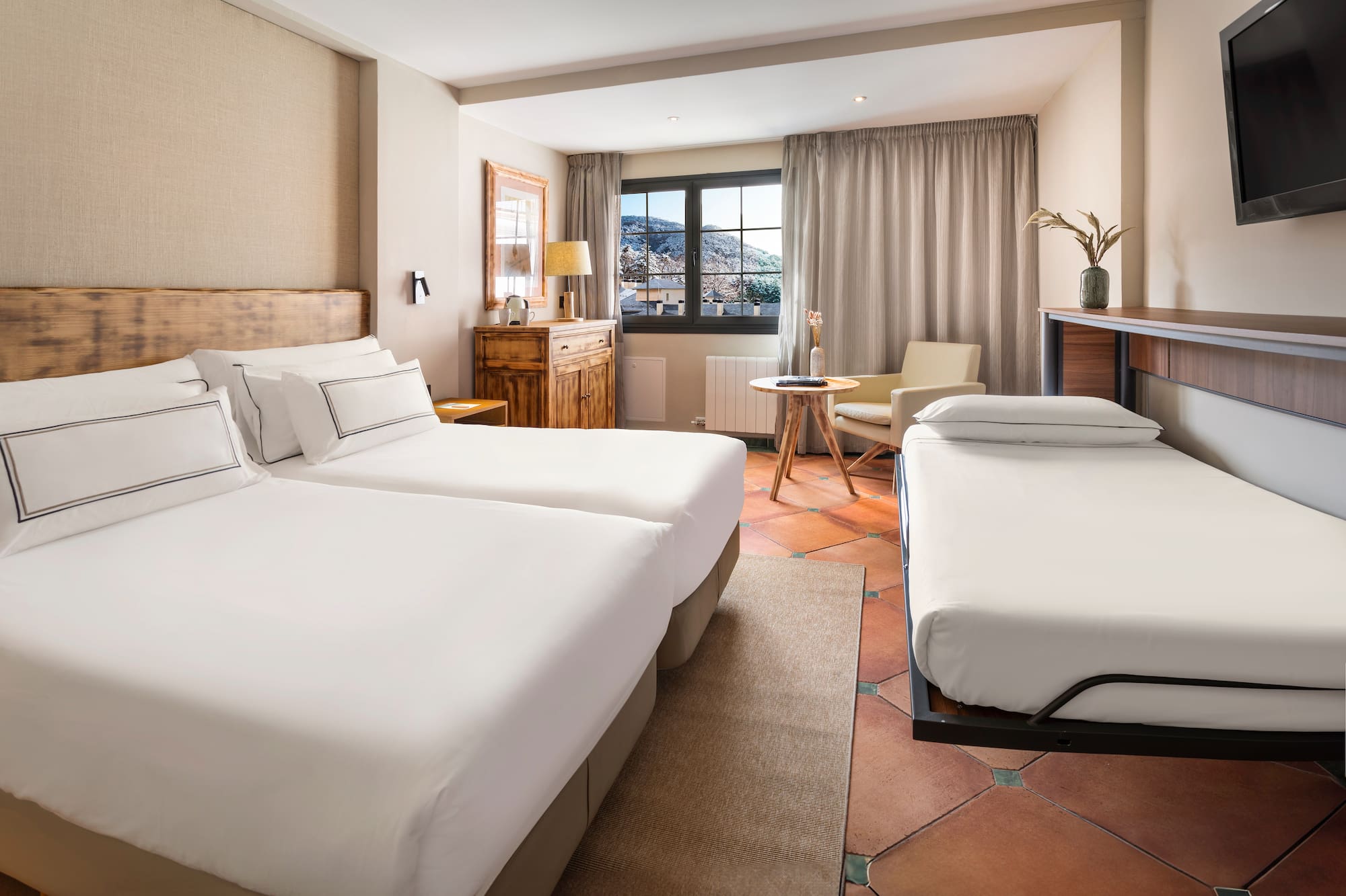 ein Badezimmer mit Waschbecken und Dusche