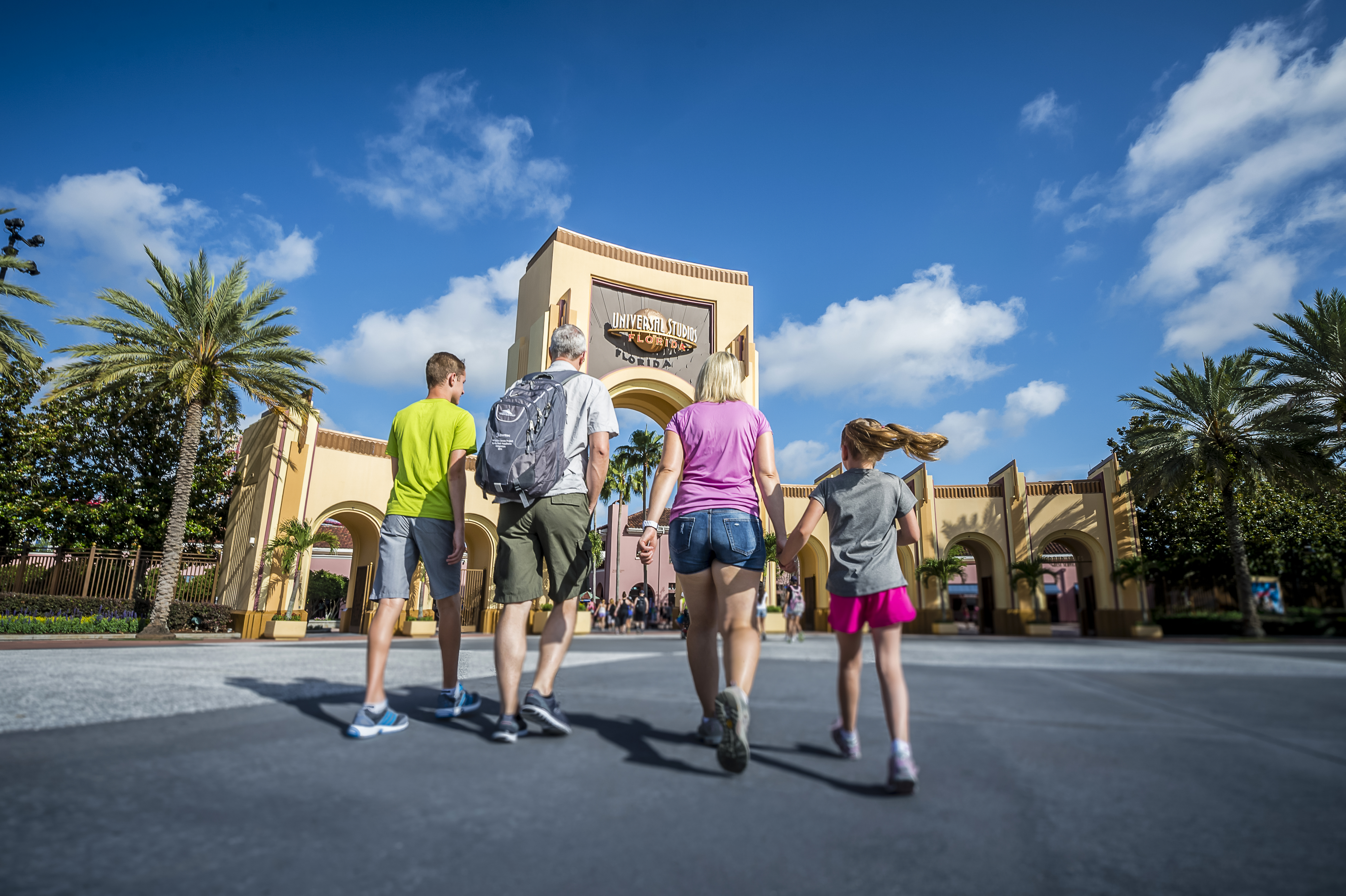 Family walking towards Universal Studios Florida theme park entrance. - Universal Epic Universe™ - Meliá Orlando Celebration, Orlando