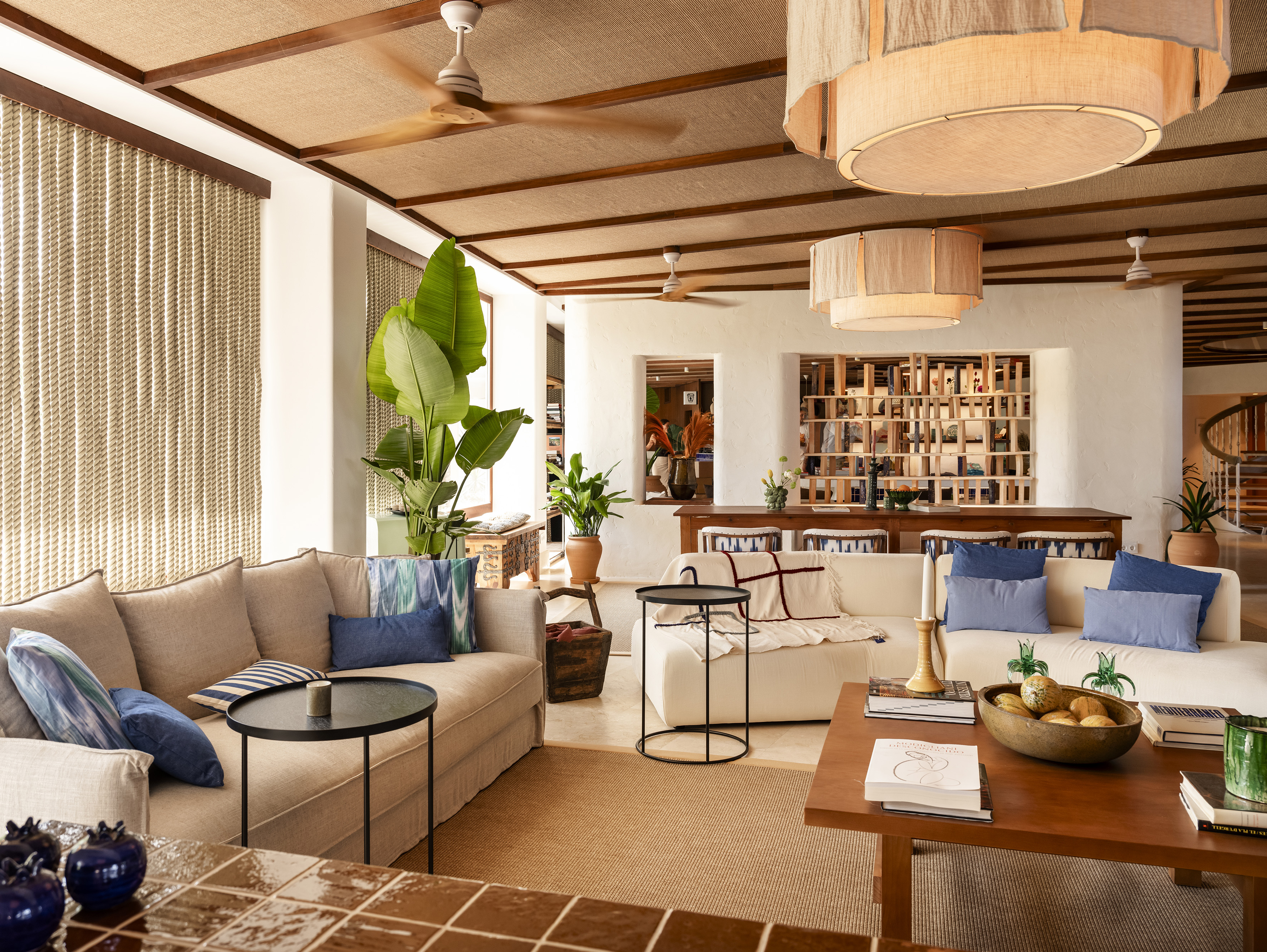 un soggiorno con divani e tavolo