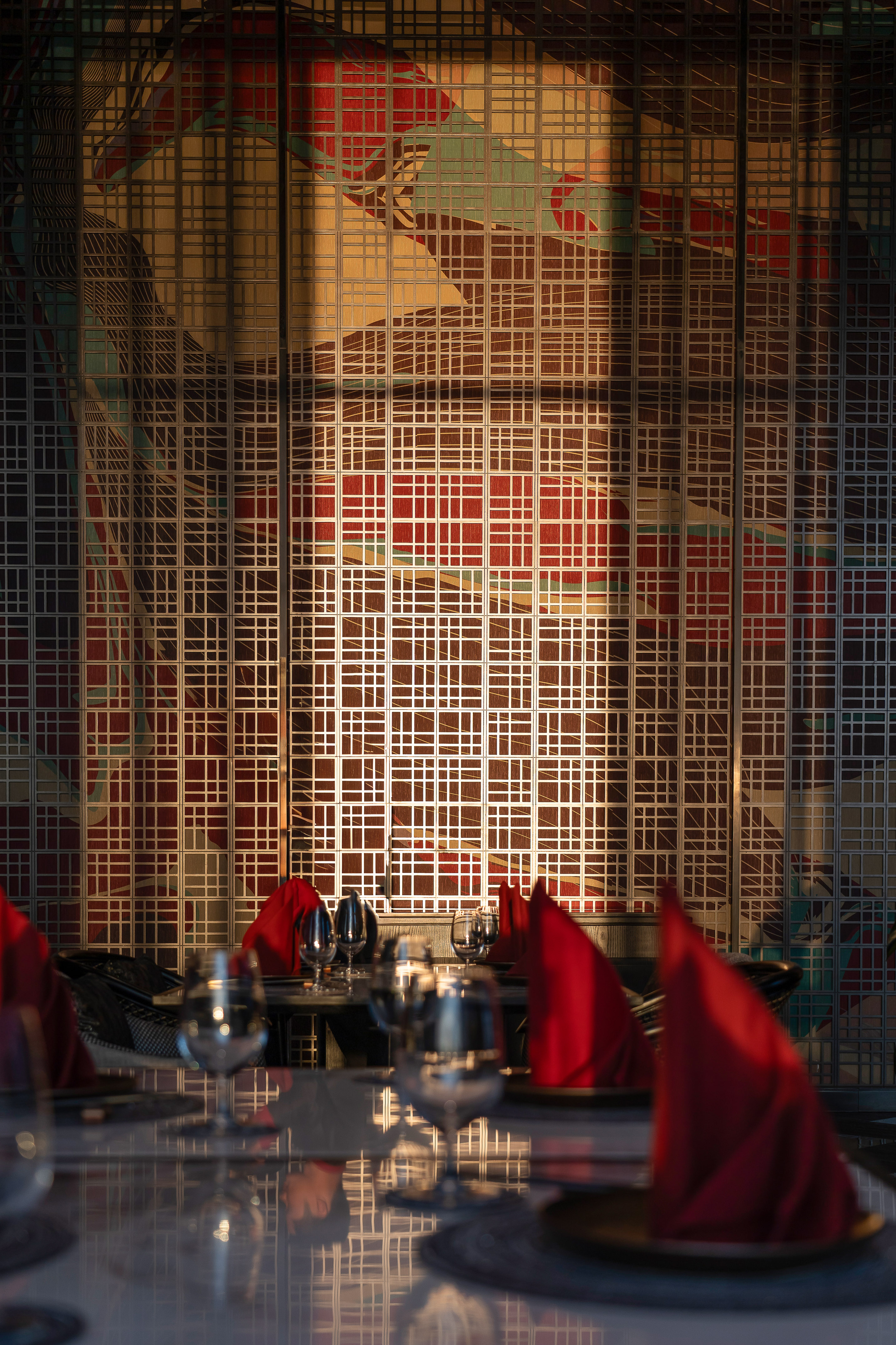 Restaurant dining table, red napkins, glasses, sunlit grid wall art. - Nhà hàng Trung Quốc Yítong & Sky Bar, Ẩm thực Trung Hoa - Meliá Pattaya Hotel, Pattaya