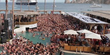 a large crowd of people in a pool