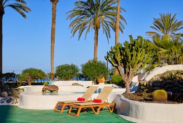 a lounge chairs by a pool