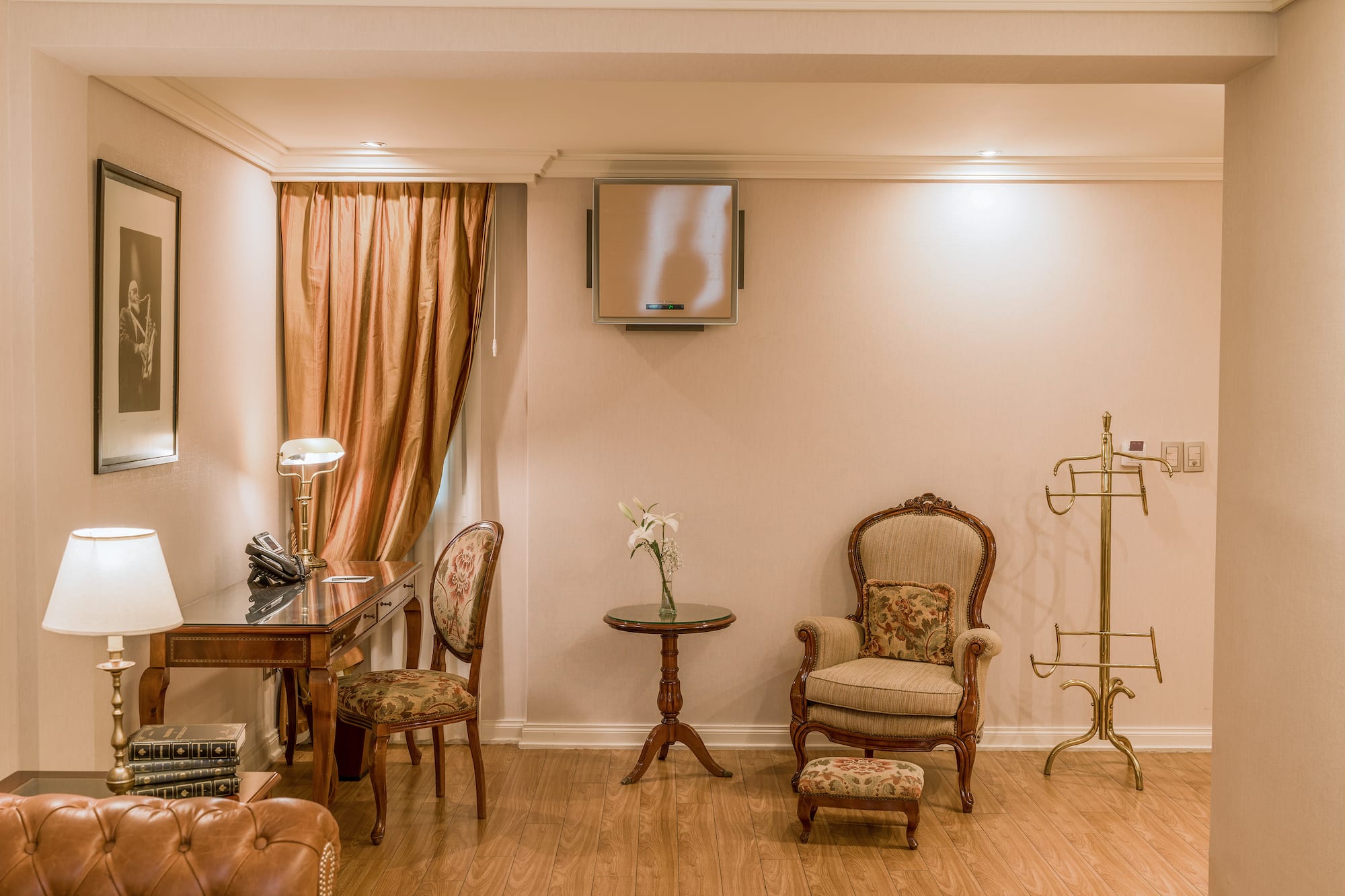 a room with a desk and chairs