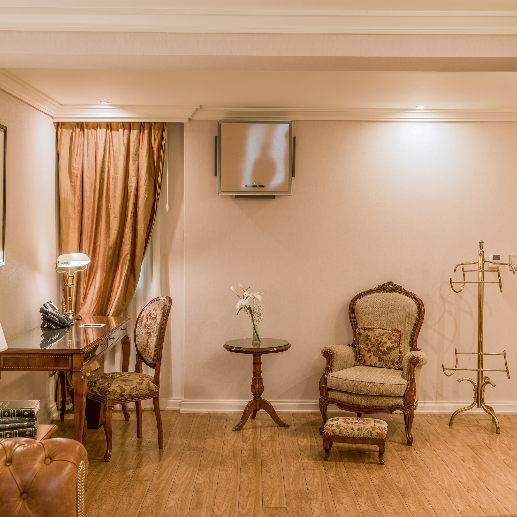 a room with a desk and chairs