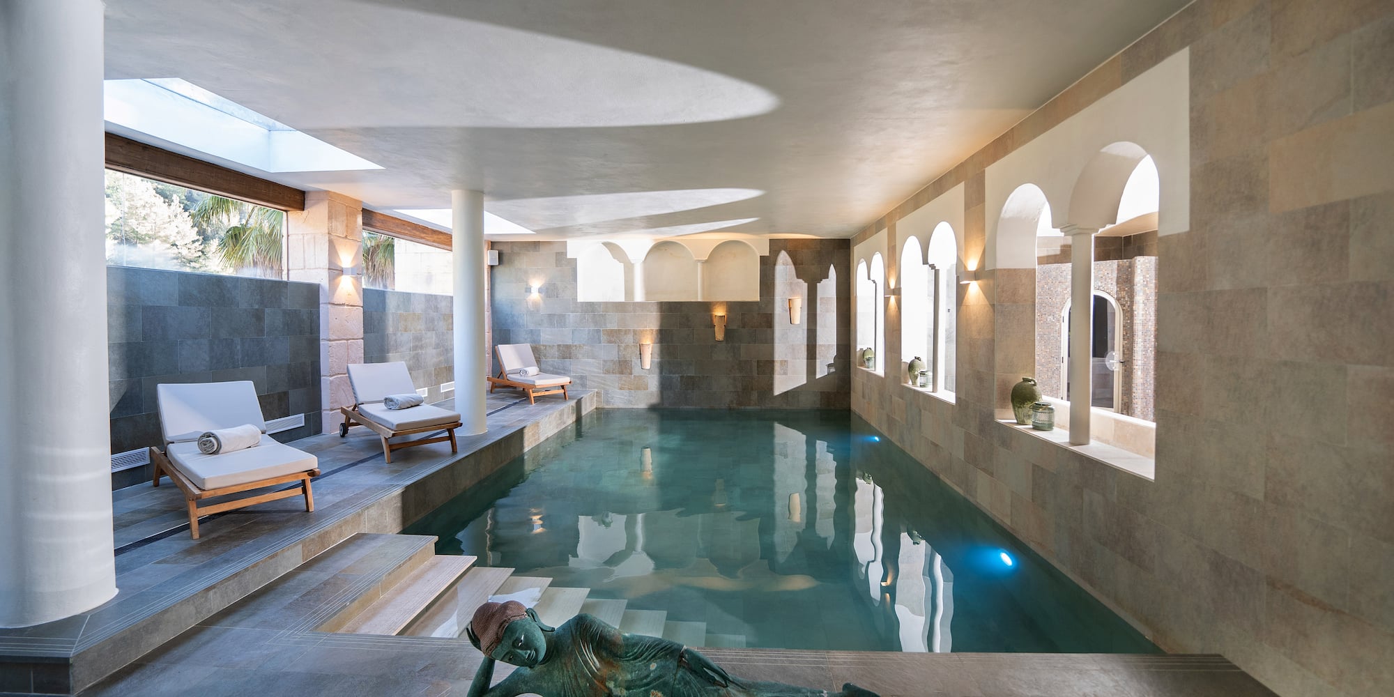 Uma piscina com uma estátua de sereia