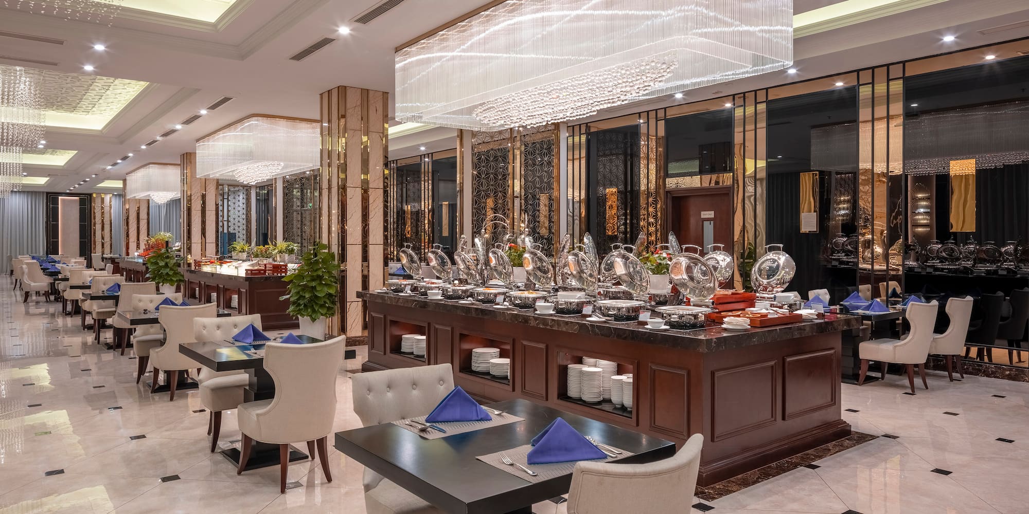 um restaurante com mesas e cadeiras