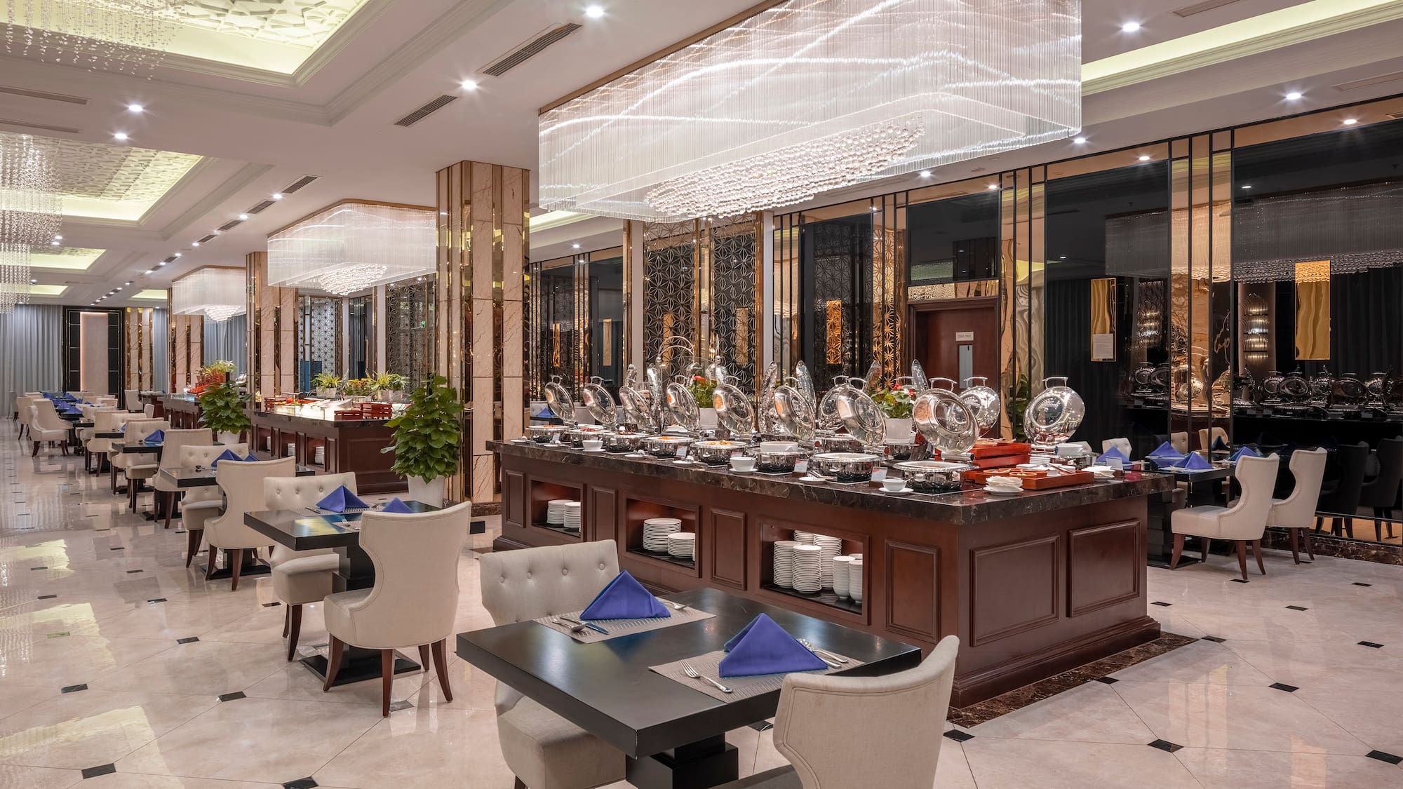 um restaurante com mesas e cadeiras