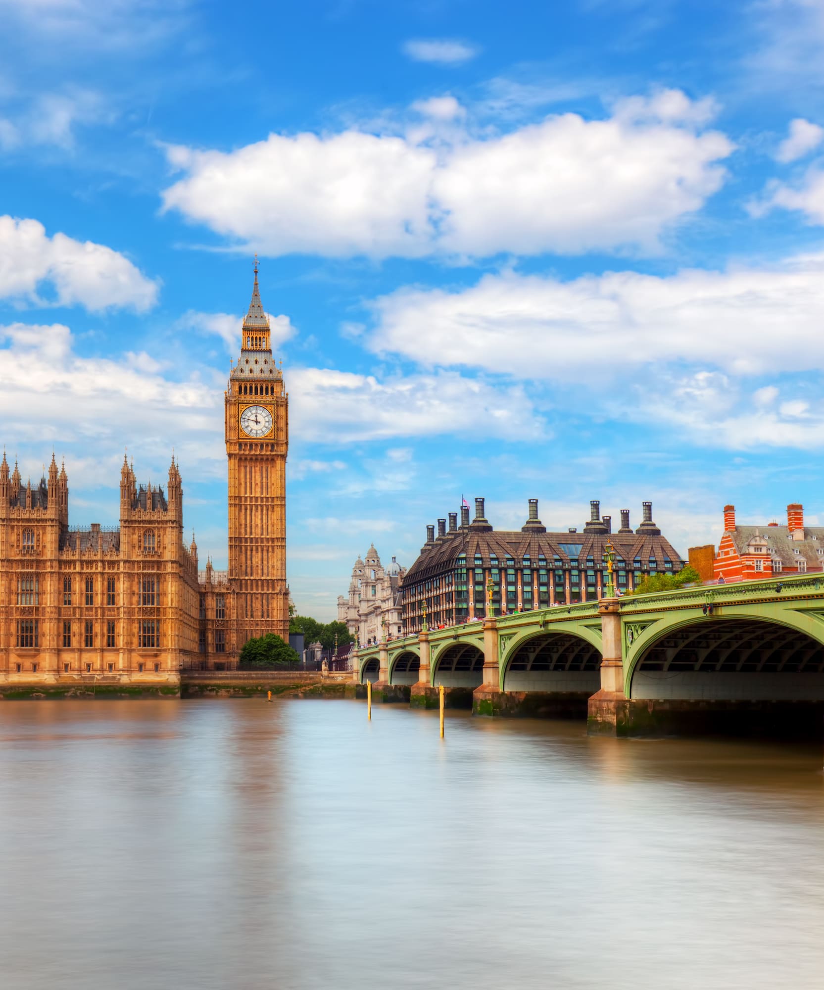 Big Ben, Casas del Parlamento y Puente de Westminster sobre el Támesis, Londres.
