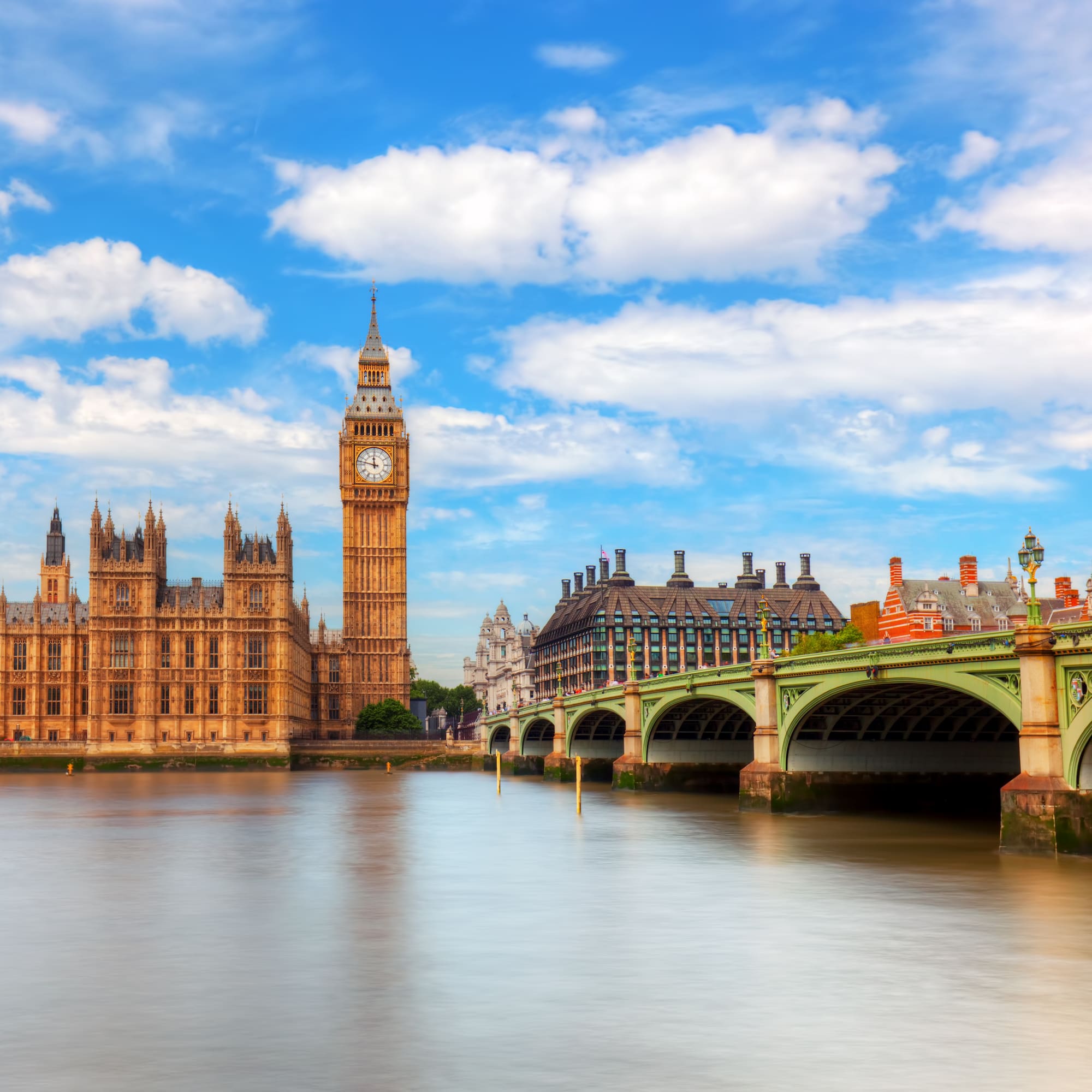 Big Ben, Casas del Parlamento y Puente de Westminster sobre el Támesis, Londres.
