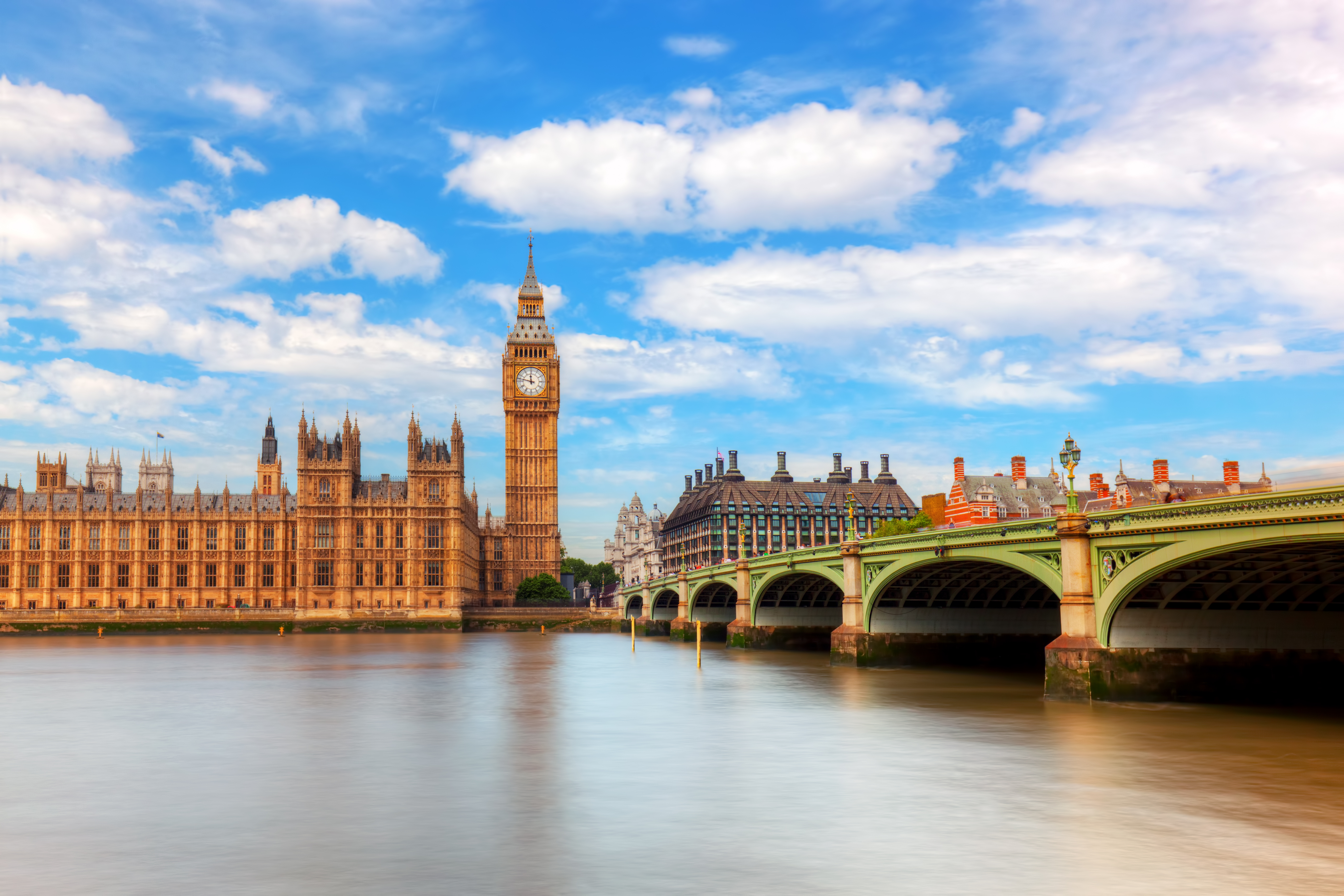 Big Ben, Casas del Parlamento y Puente de Westminster sobre el Támesis, Londres.