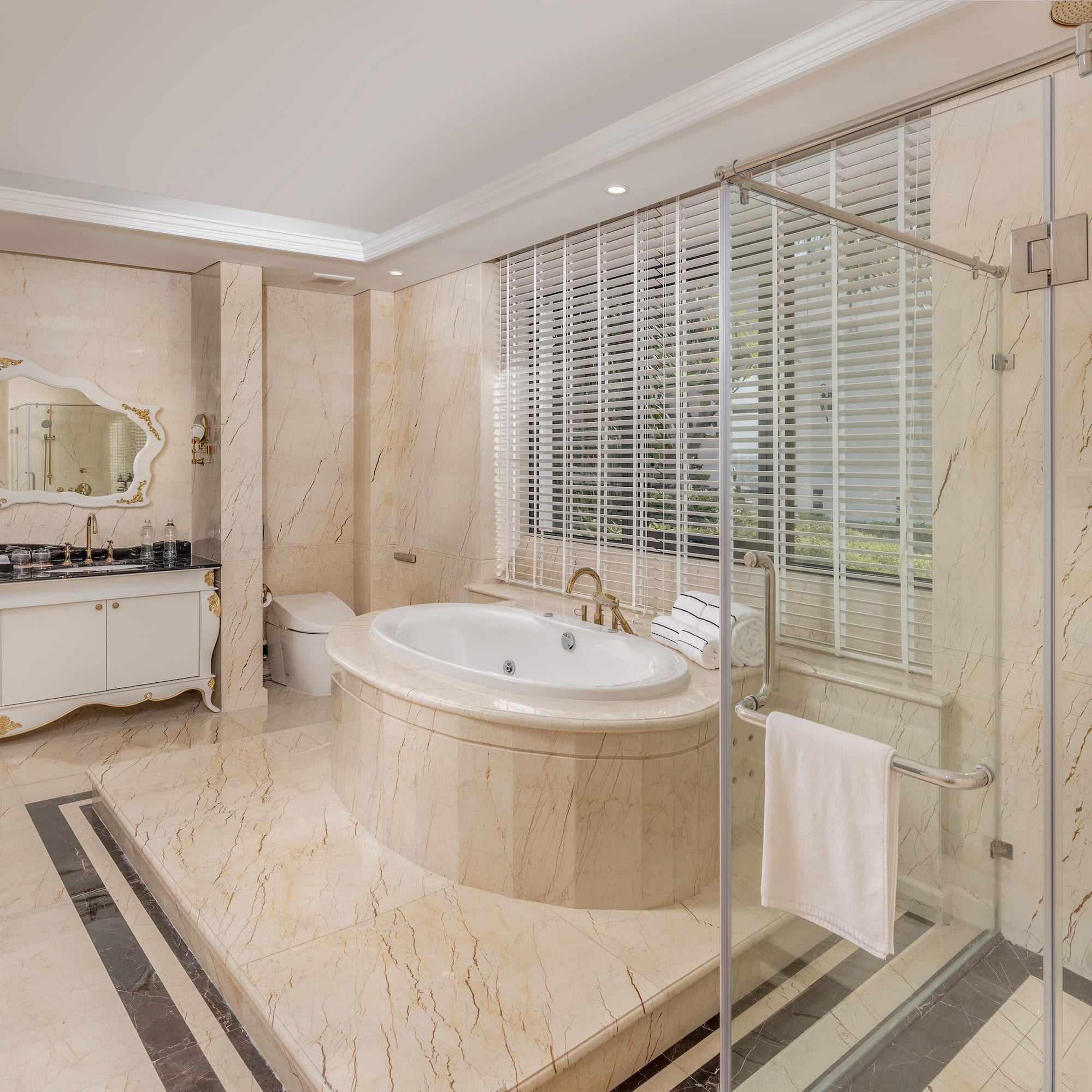 une salle de bain avec baignoire et douche