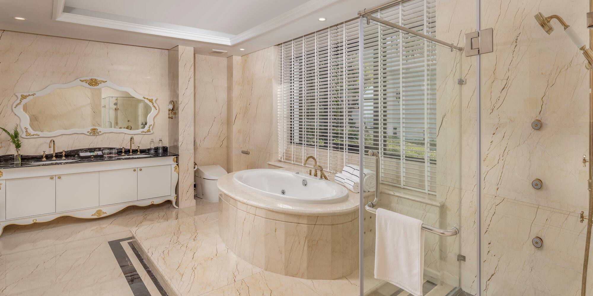 um banheiro com banheira e chuveiro