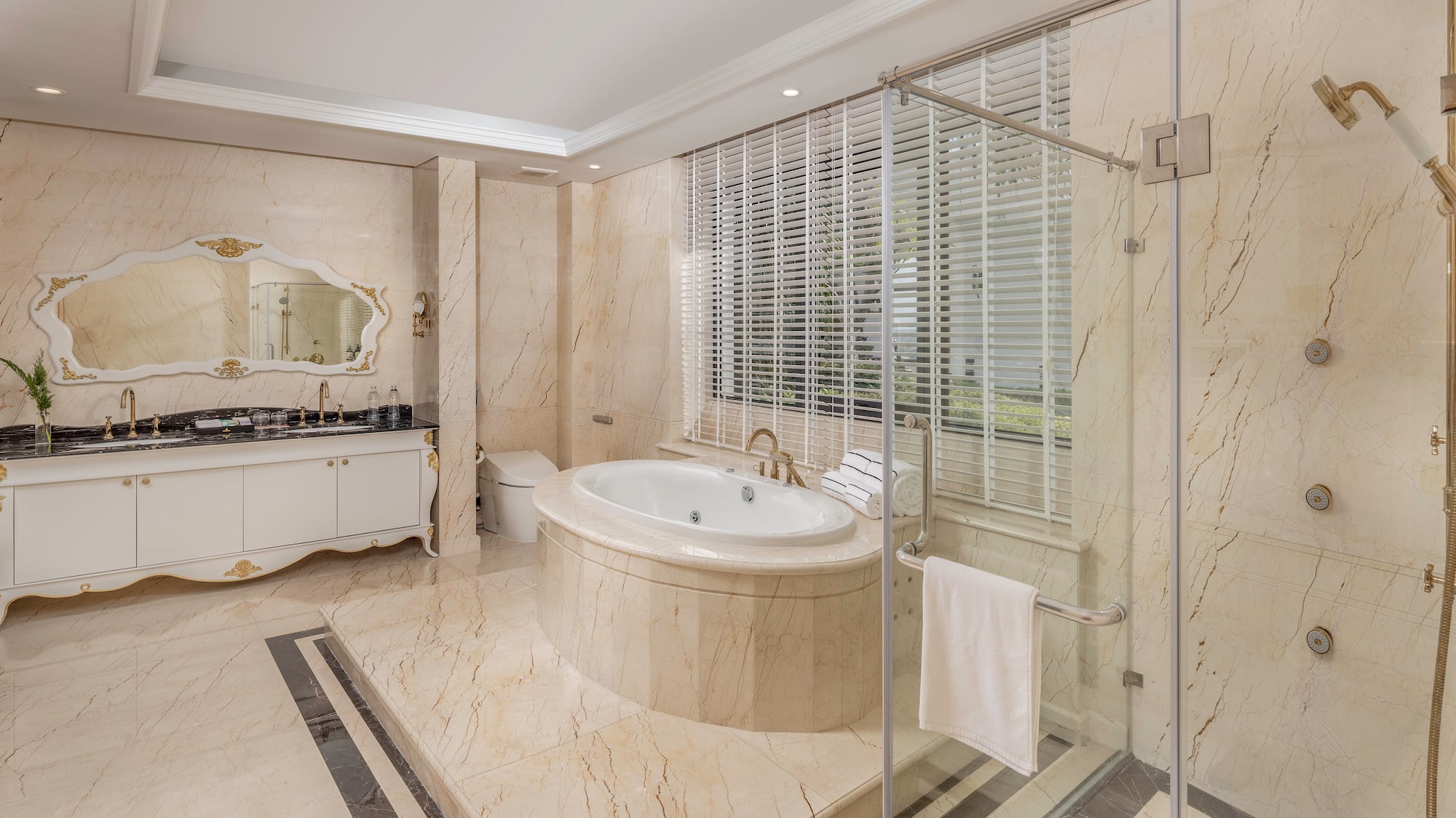 um banheiro com banheira e chuveiro