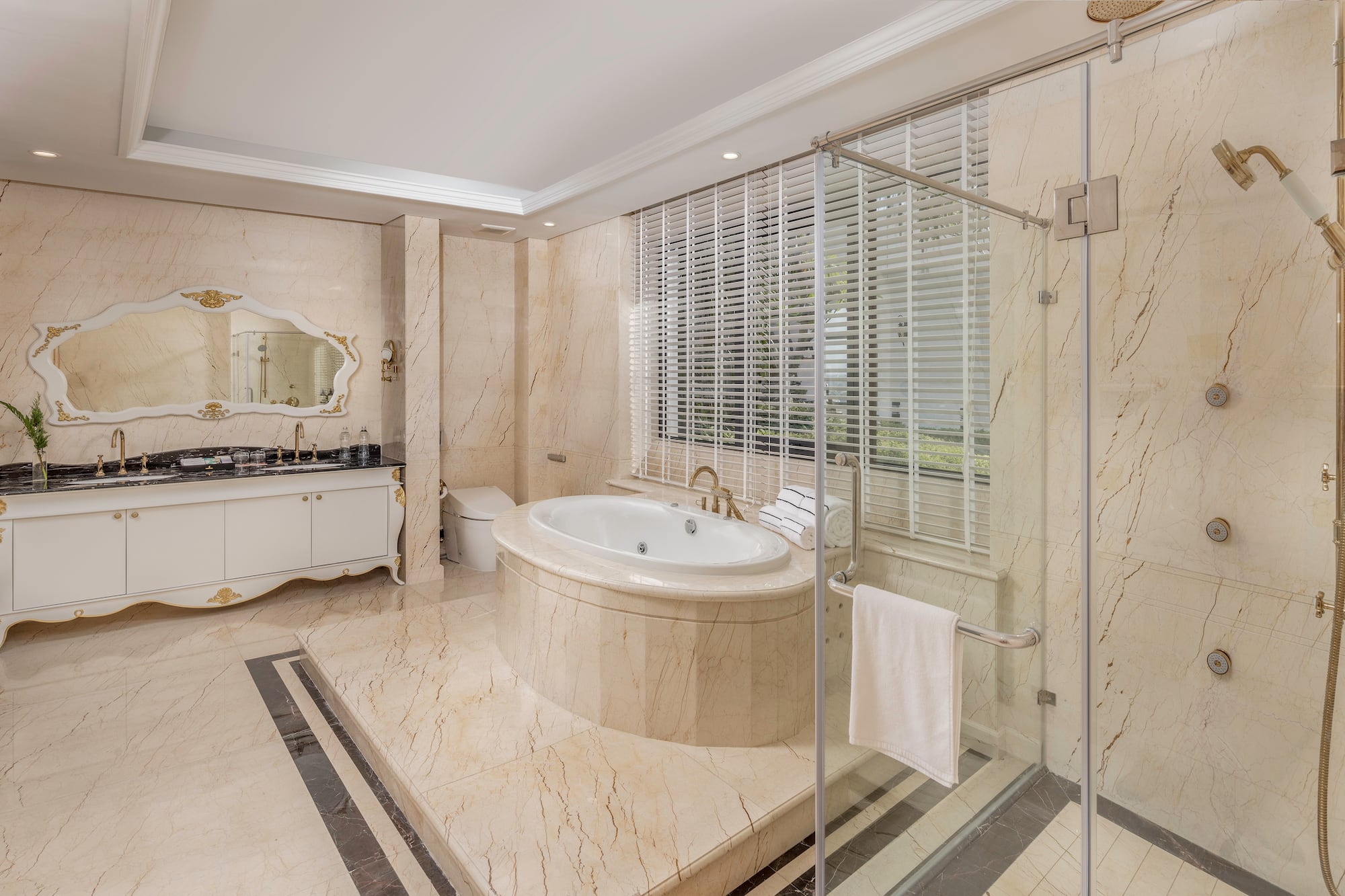 phòng tắm có bồn tắm và vòi sen