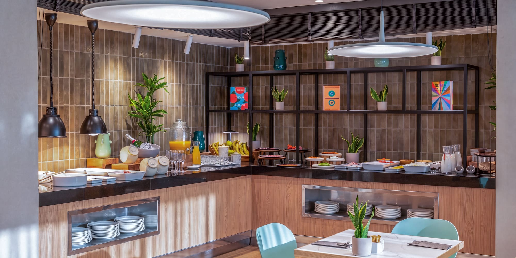 Desayuno buffet moderno con zumos, fruta y alimentos variados en un restaurante de hotel.