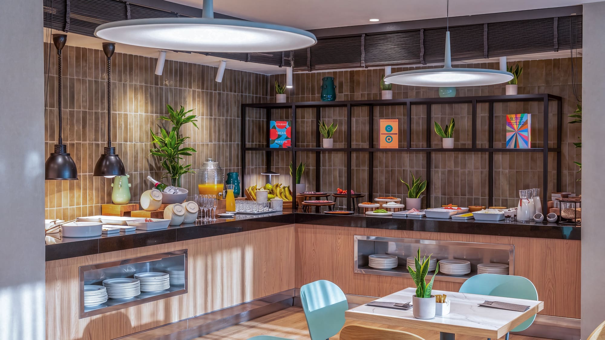 Moderno buffet de desayuno en hotel, con jugos, frutas y asientos.