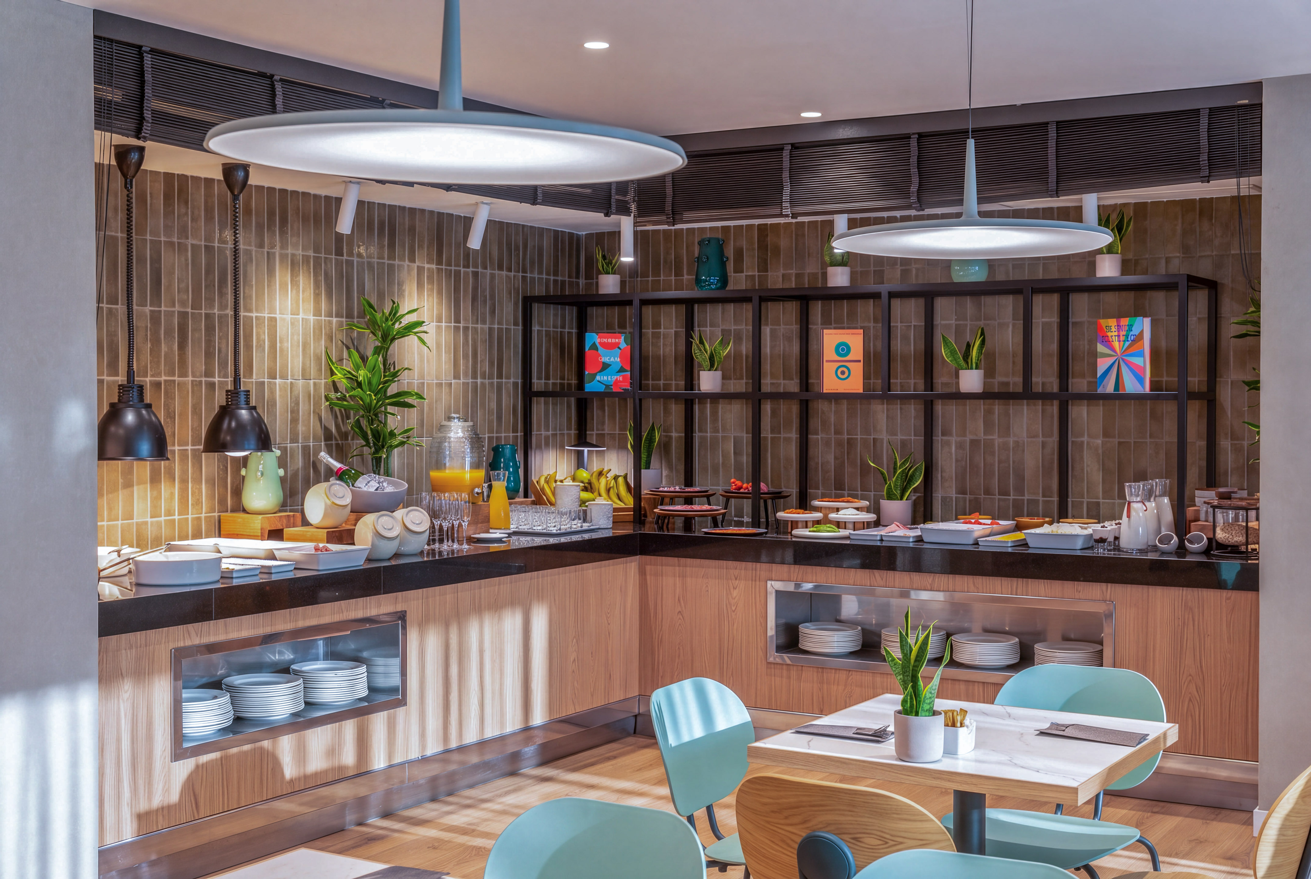 Moderno buffet de desayuno en hotel, con jugos, frutas y asientos.
