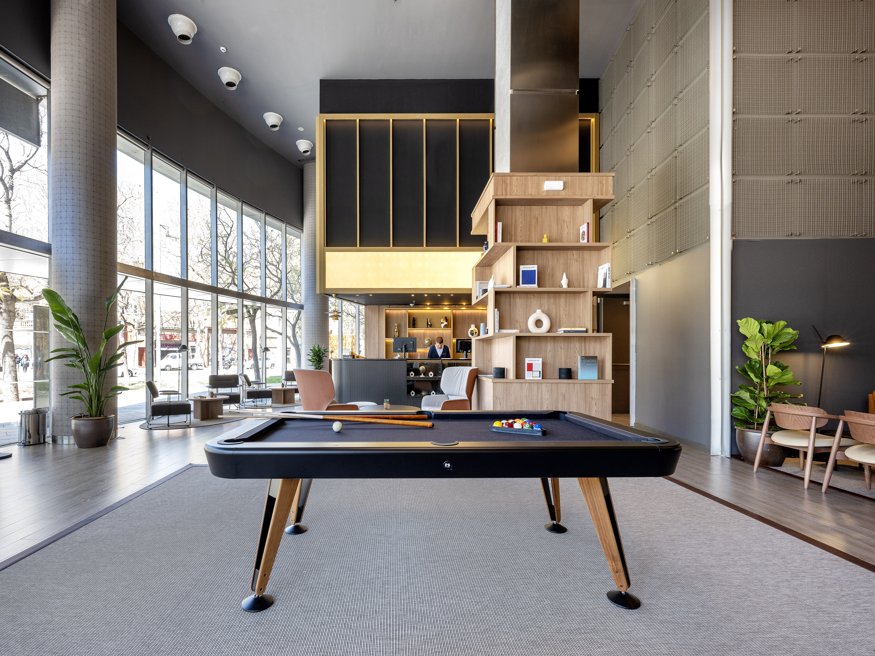 Modern pool table in a contemporary hotel lobby or office lounge with shelving. - فندق برشلونة كوندال مار(Condal Mar) المنتسب لـ Melia, برشلونة