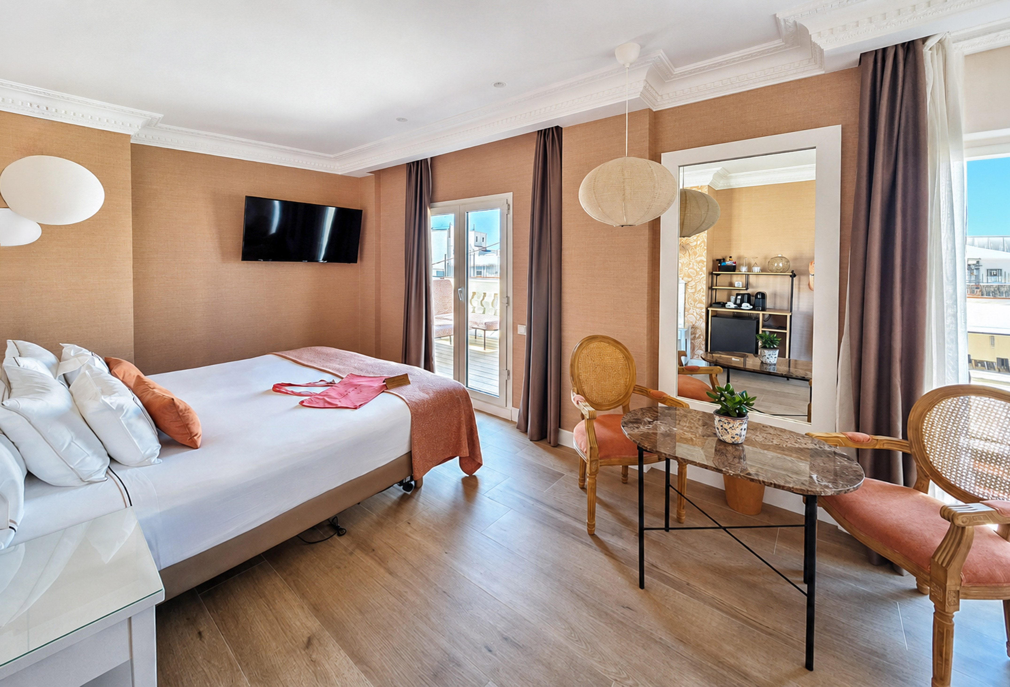 Habitación de hotel moderna con cama, balcón, TV y espejo. Diseño contemporáneo.