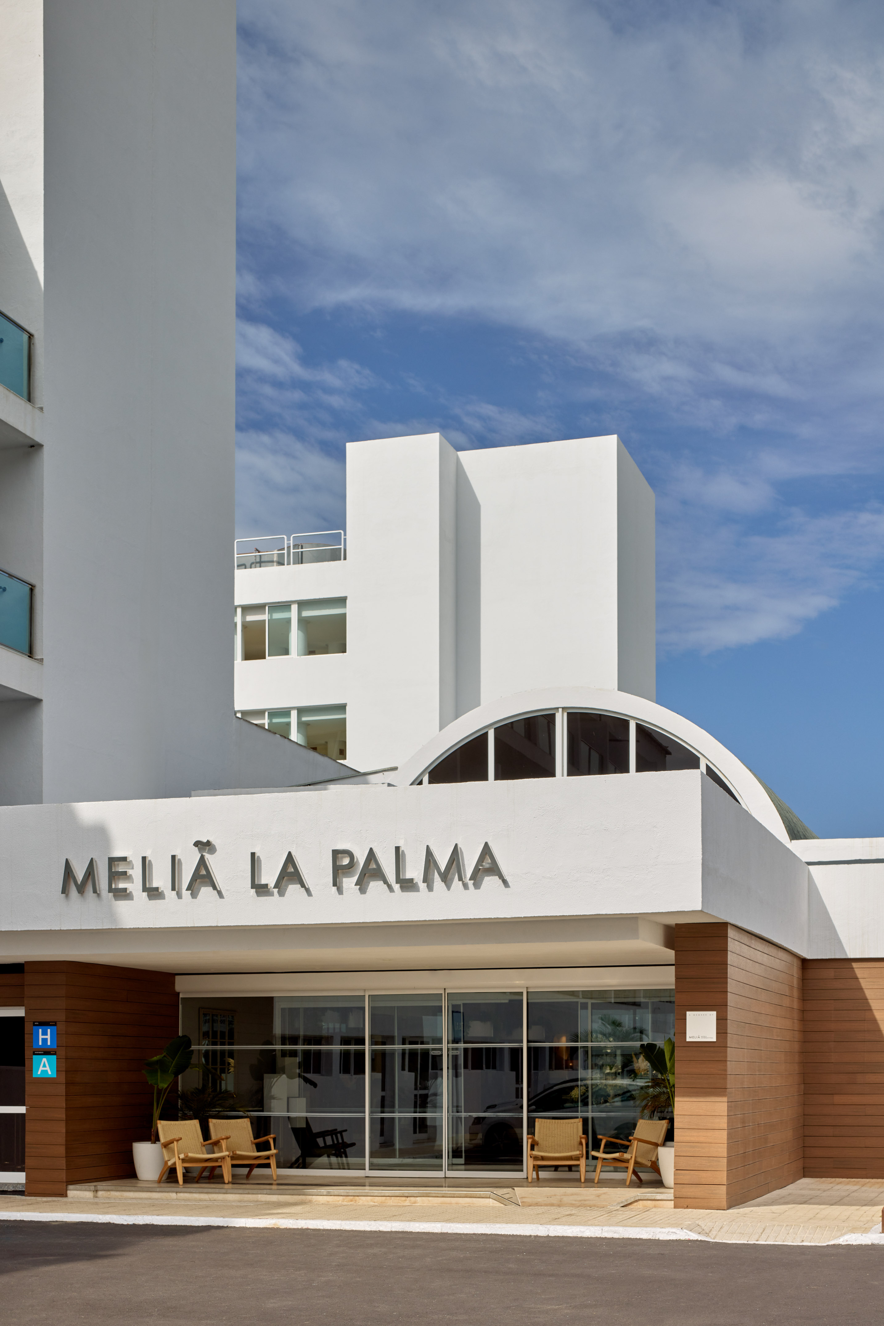 Meliã La Palma hotel entrance with modern white building and prominent sign.