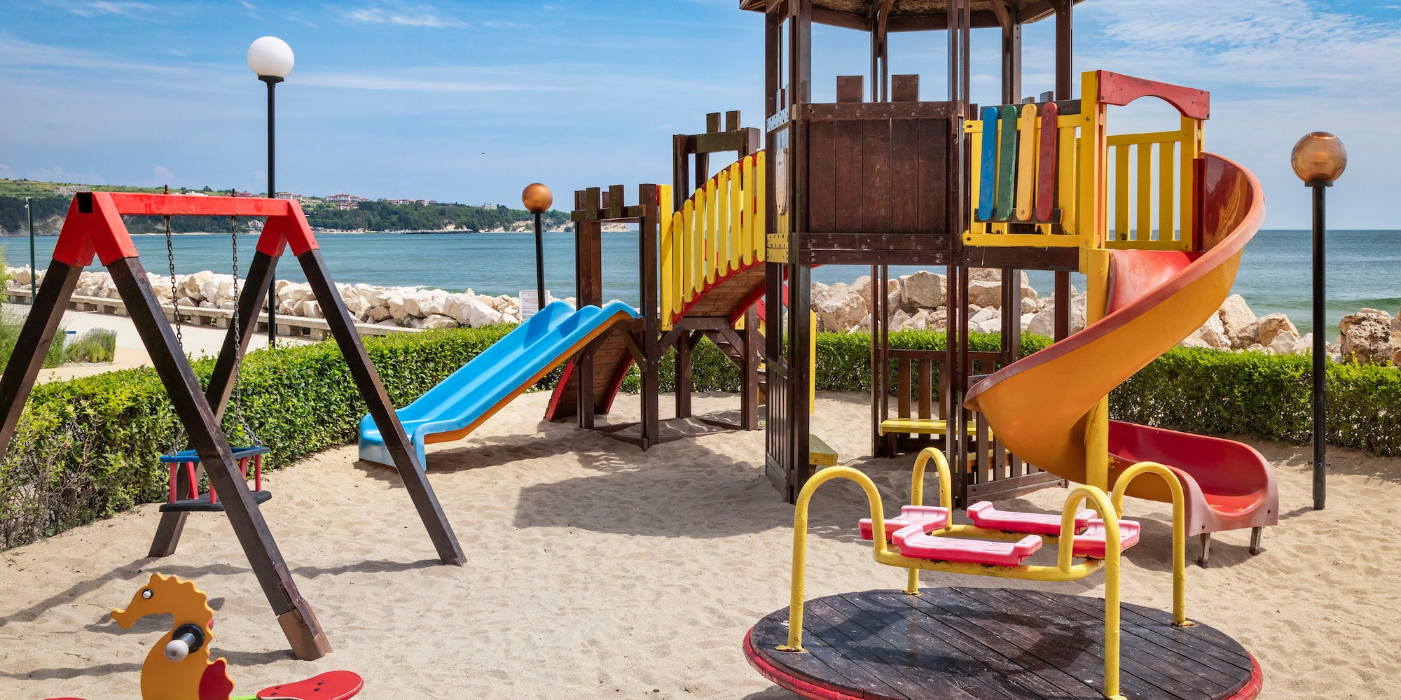 ein Spielplatz mit Rutsche und Spielgerät