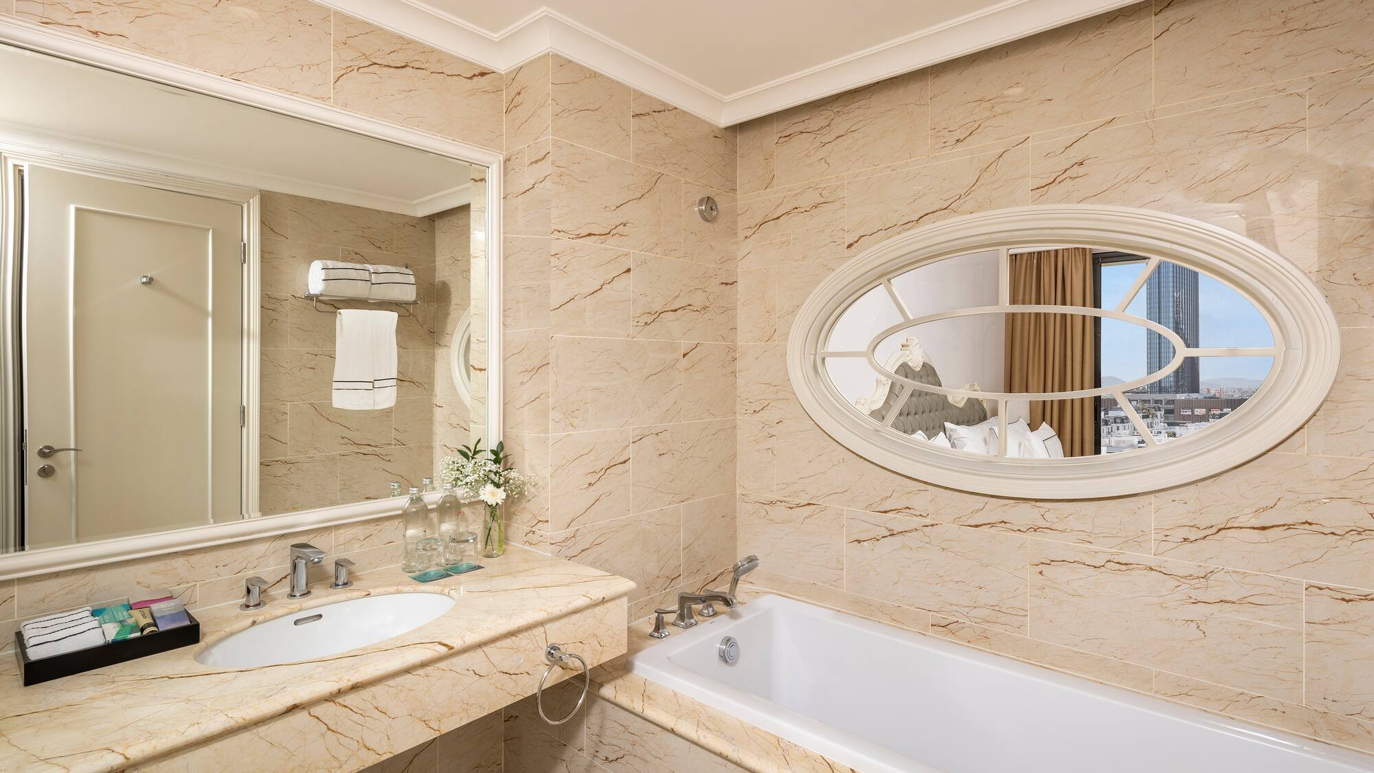 um banheiro com pia e espelho