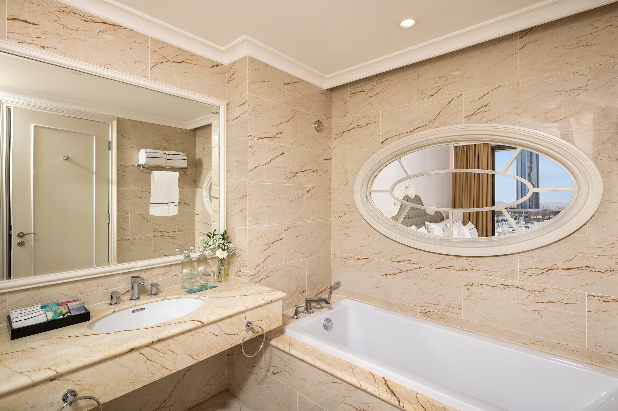 phòng tắm có bồn rửa và gương