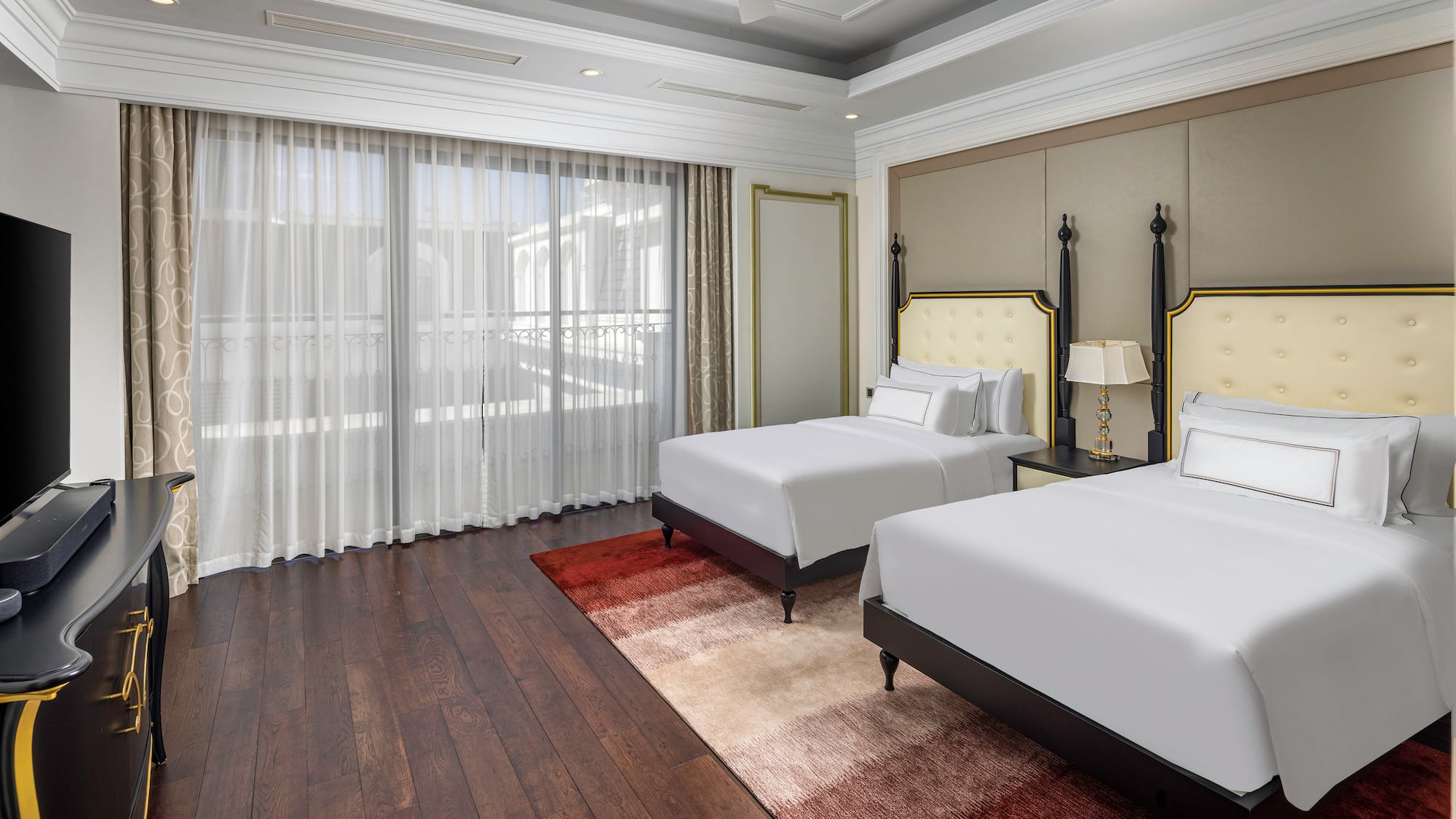 um quarto com duas camas e um ventilador de teto