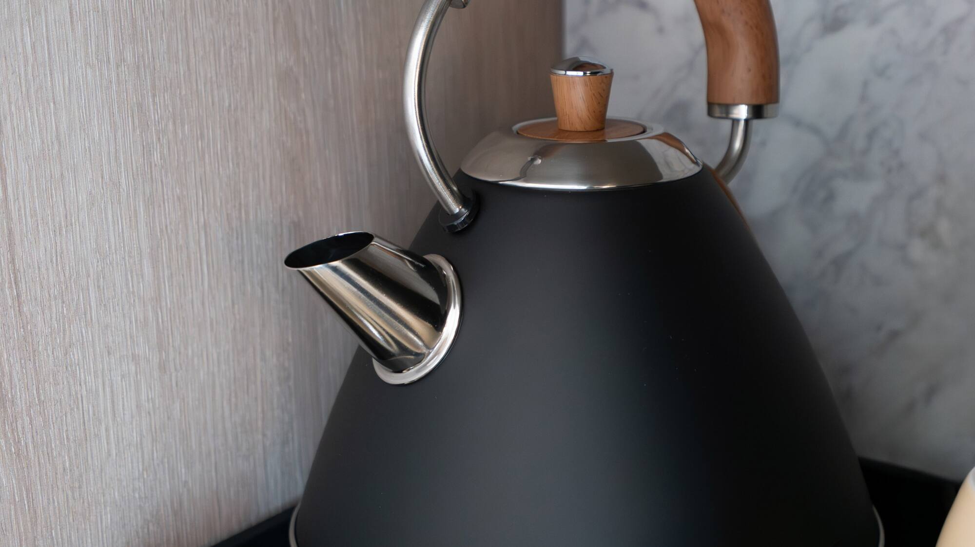 a tea kettle and cups