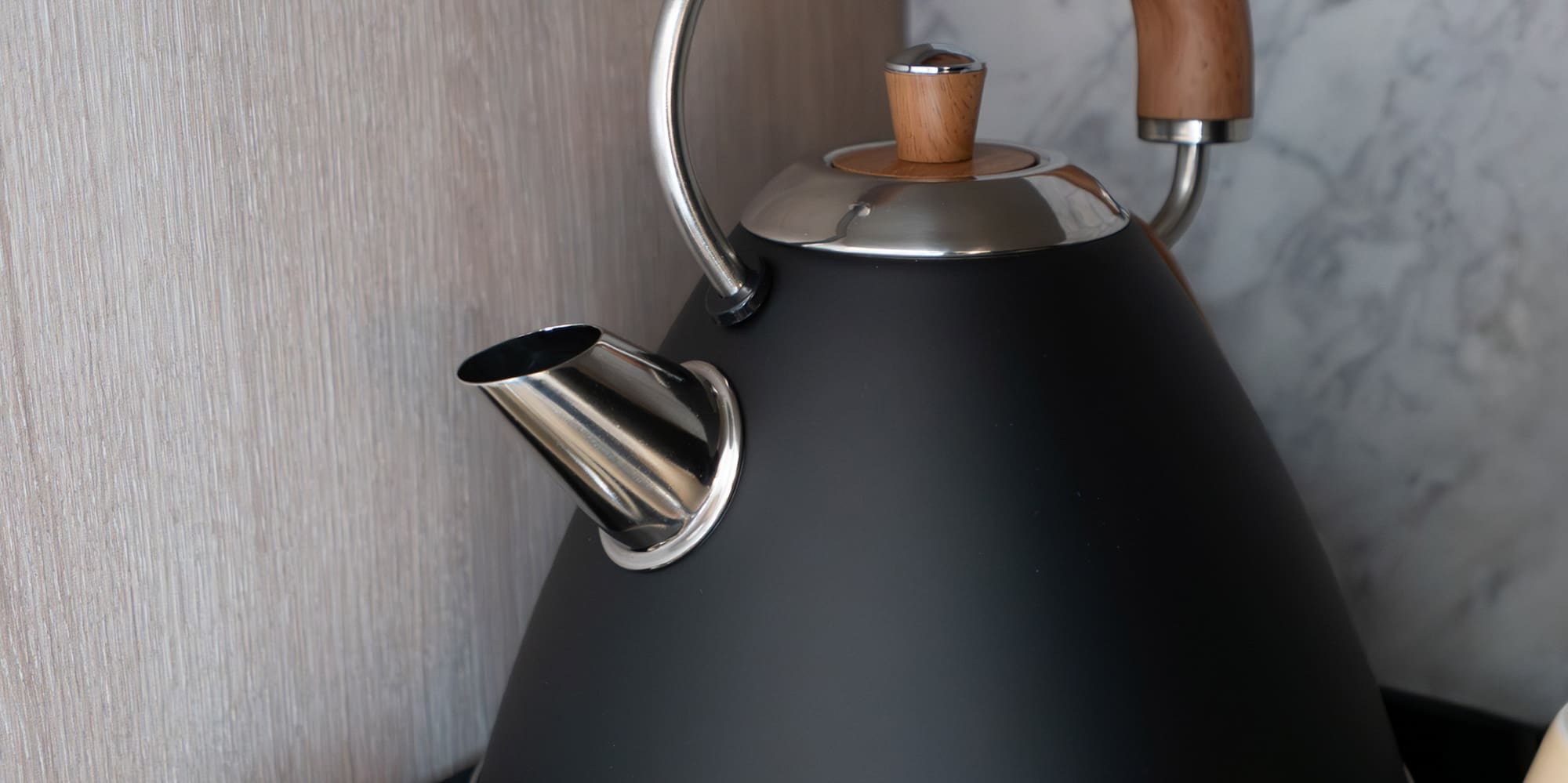 a tea kettle and cups