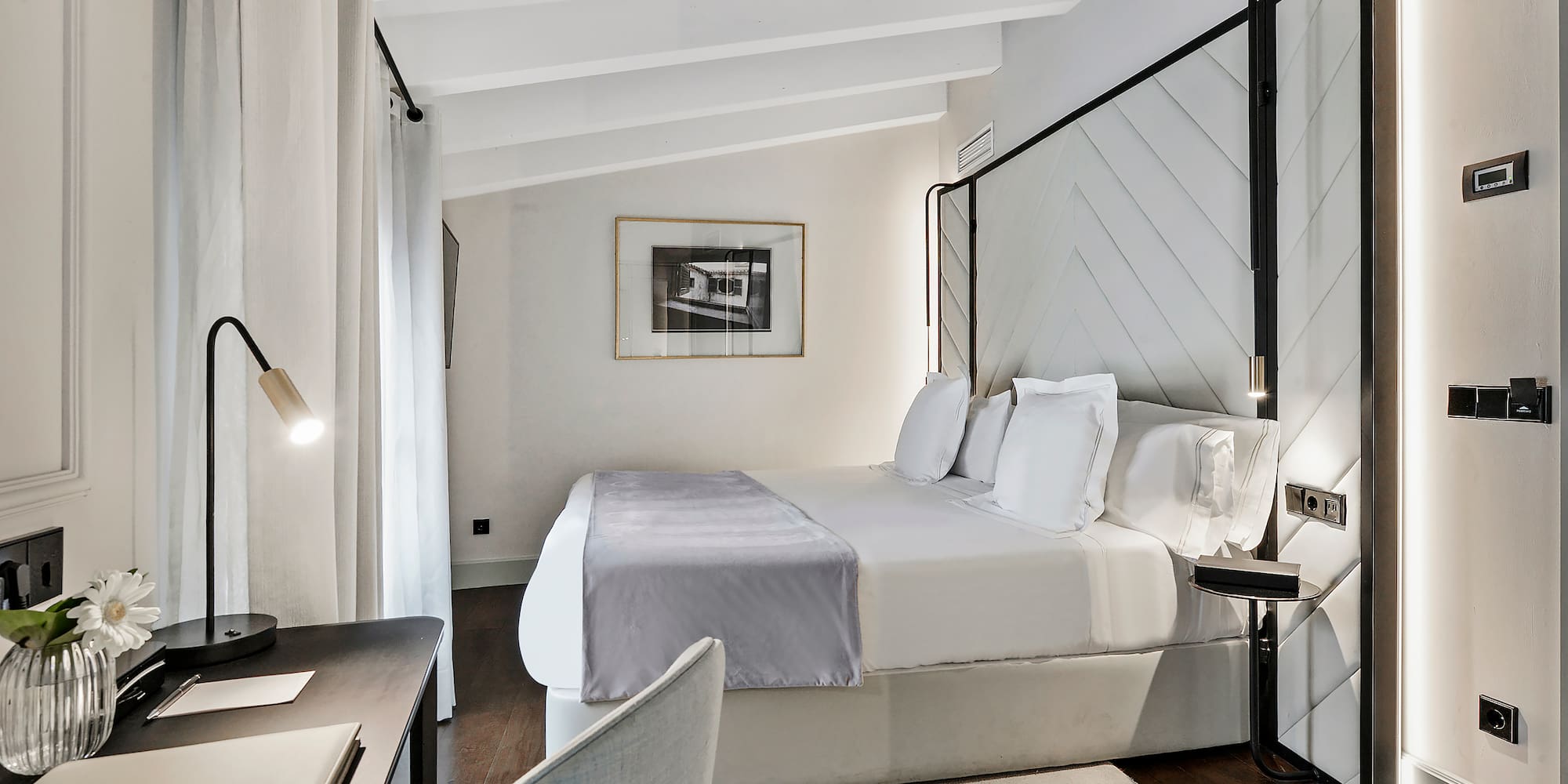 um quarto com uma cama e uma mesa