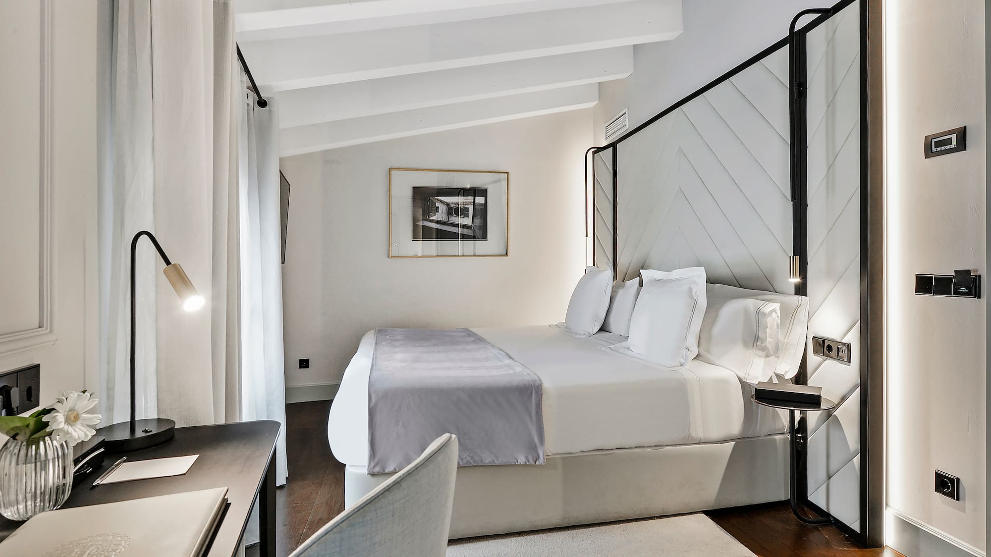 een slaapkamer met een bed en een bureau