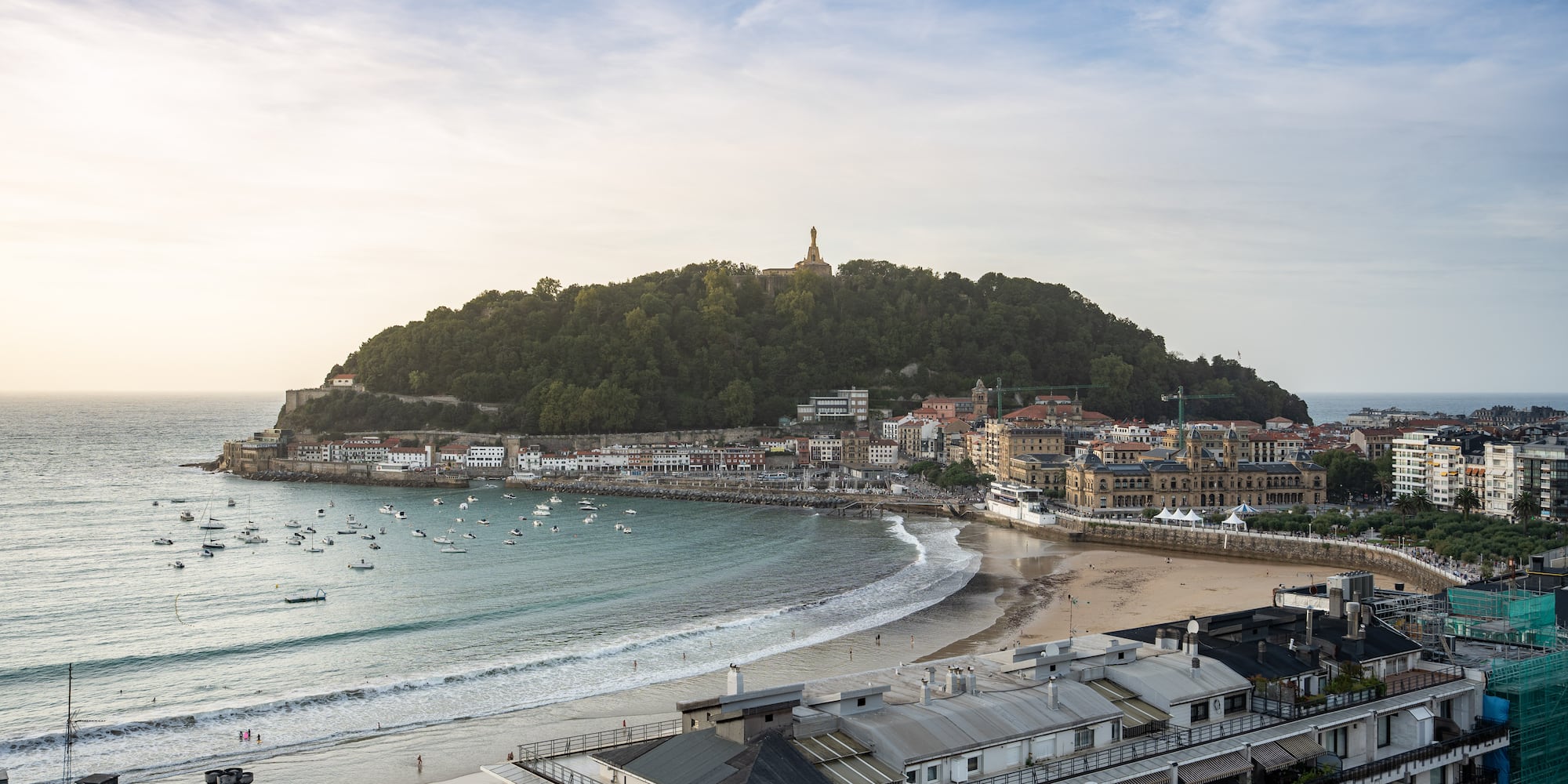a beach with buildings and boats on it