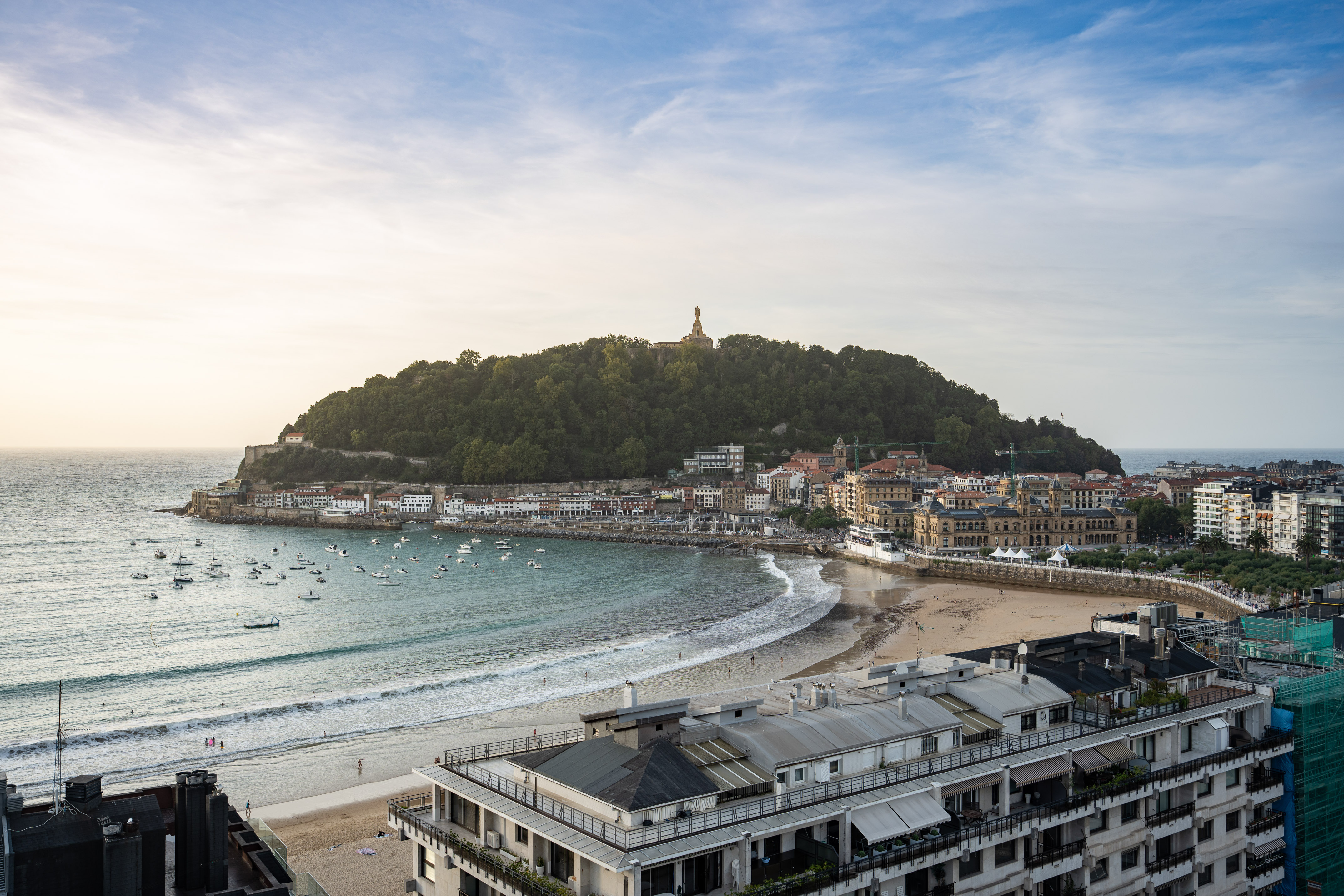 a beach with buildings and boats on it