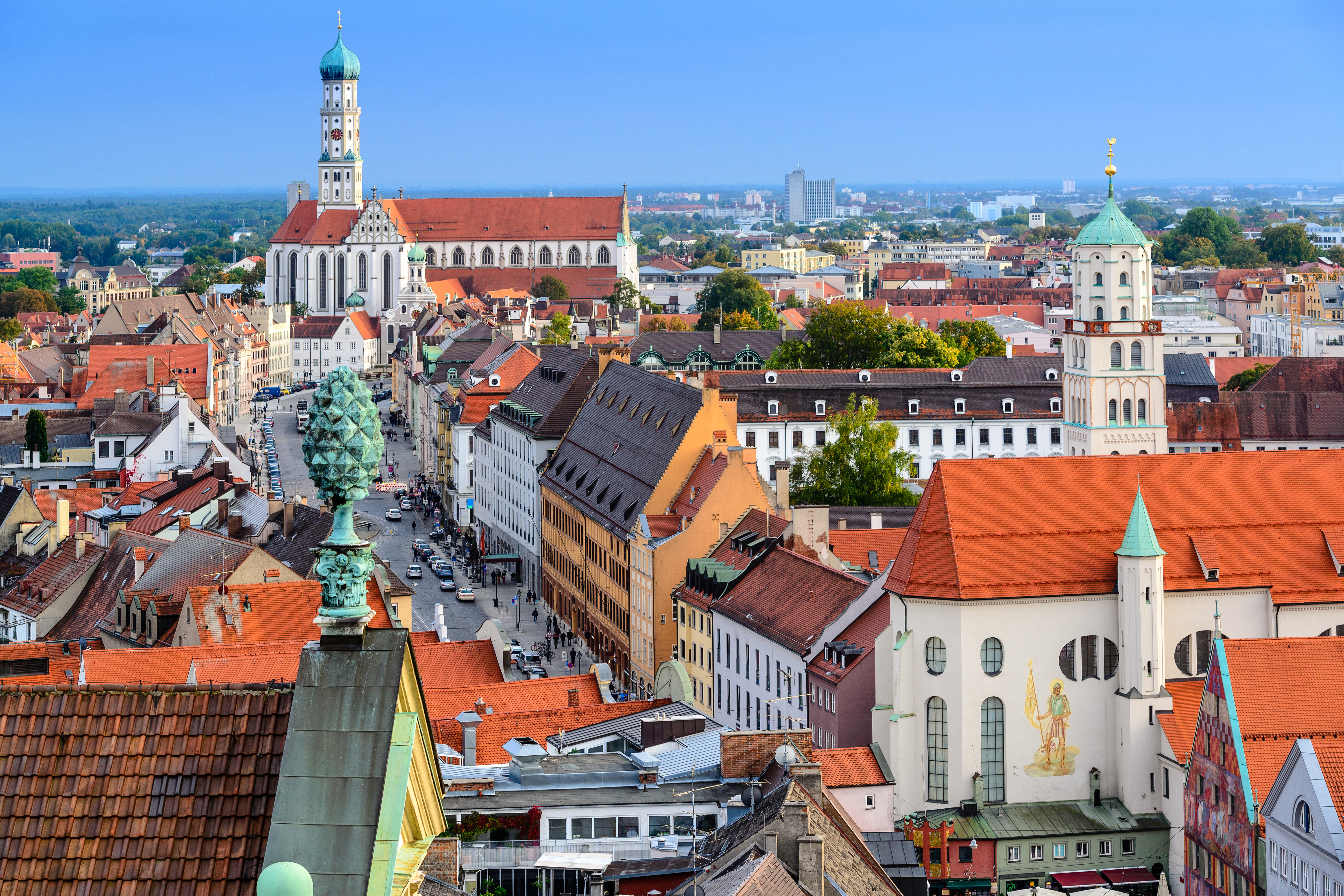 Augsburg, Alemania: vista aérea de ciudad histórica con iglesias y tejados.