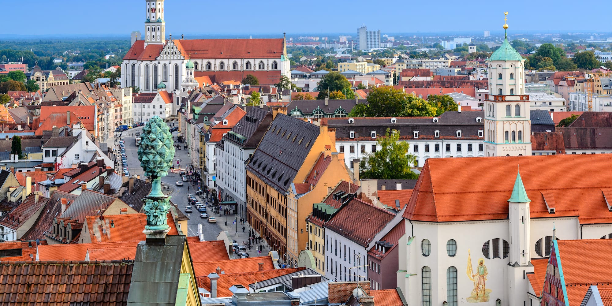 Augsburg, Alemania: vista aérea de ciudad histórica con iglesias y tejados.