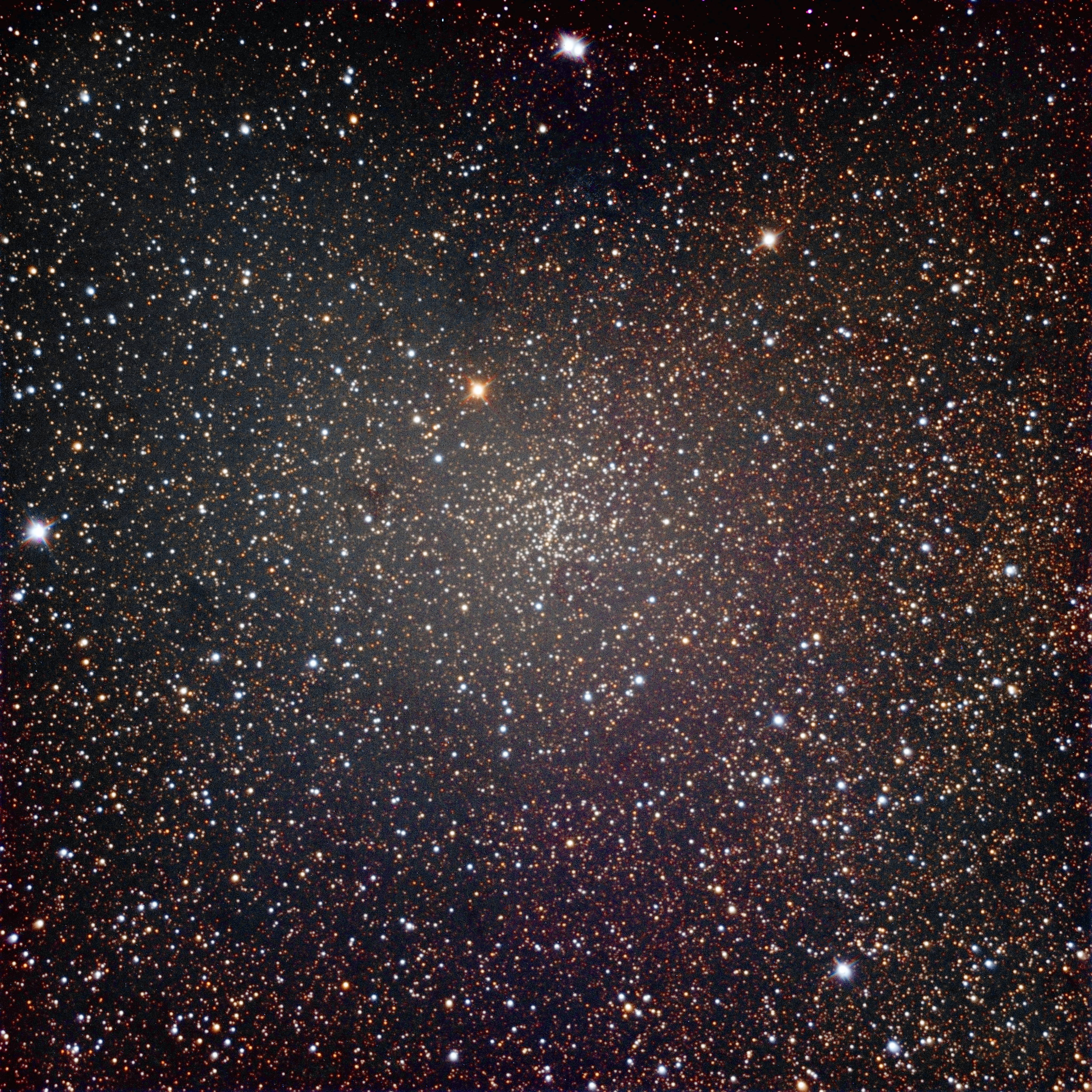 Cúmulo estelar denso, miles de estrellas brillantes y coloridas en el espacio.