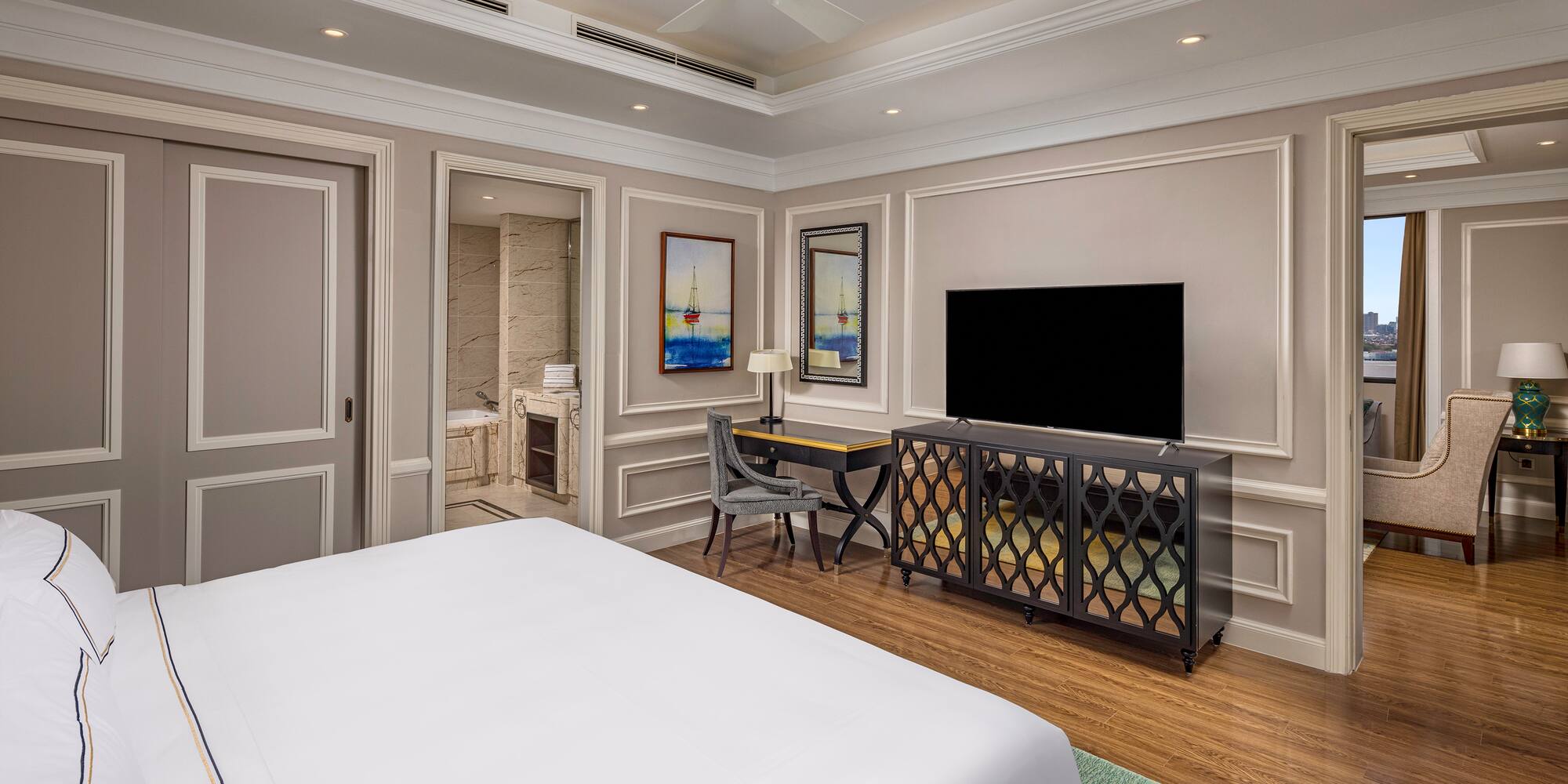 um quarto com uma cama e uma tv