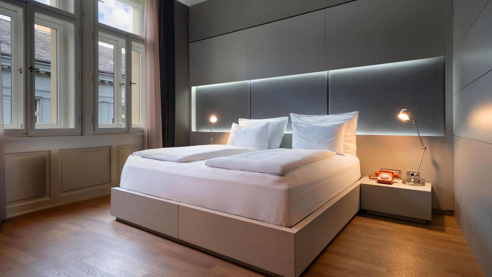 ein Bett mit Kopfteil und Lampe