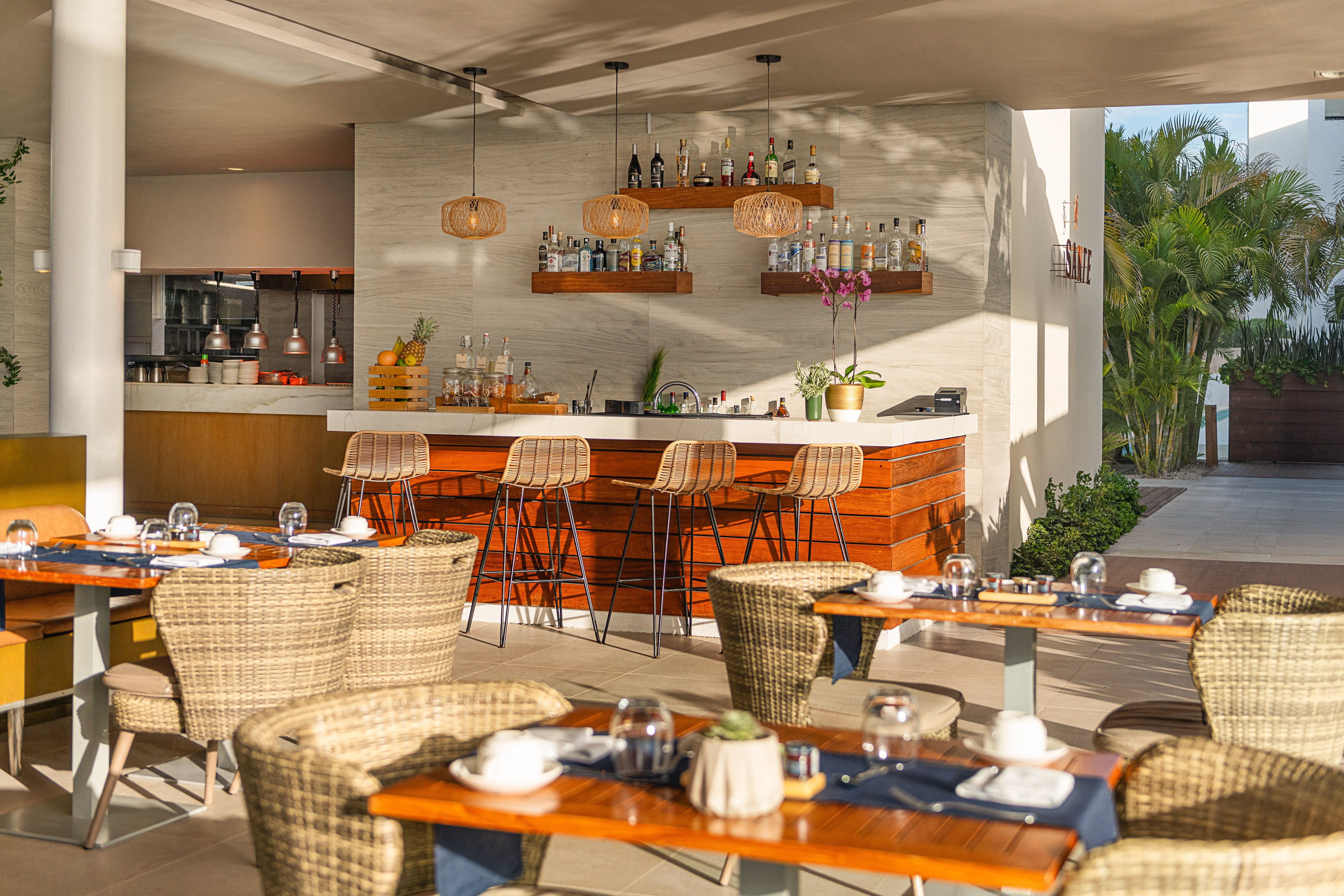 Tropical resort bar and outdoor dining area with wicker chairs and modern decor. - Santé, Cuisine internationale - Paradisus Los Cabos - Adults Only, Los Cabos